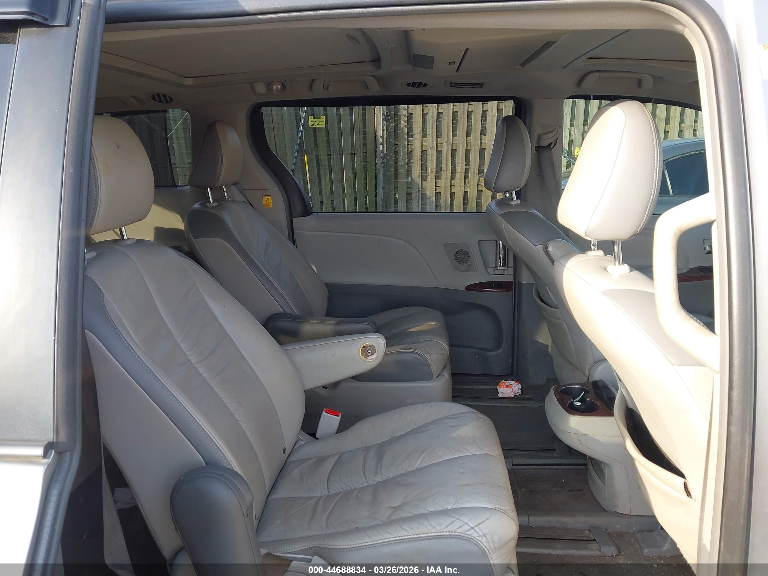 TOYOTA SIENNA image 8