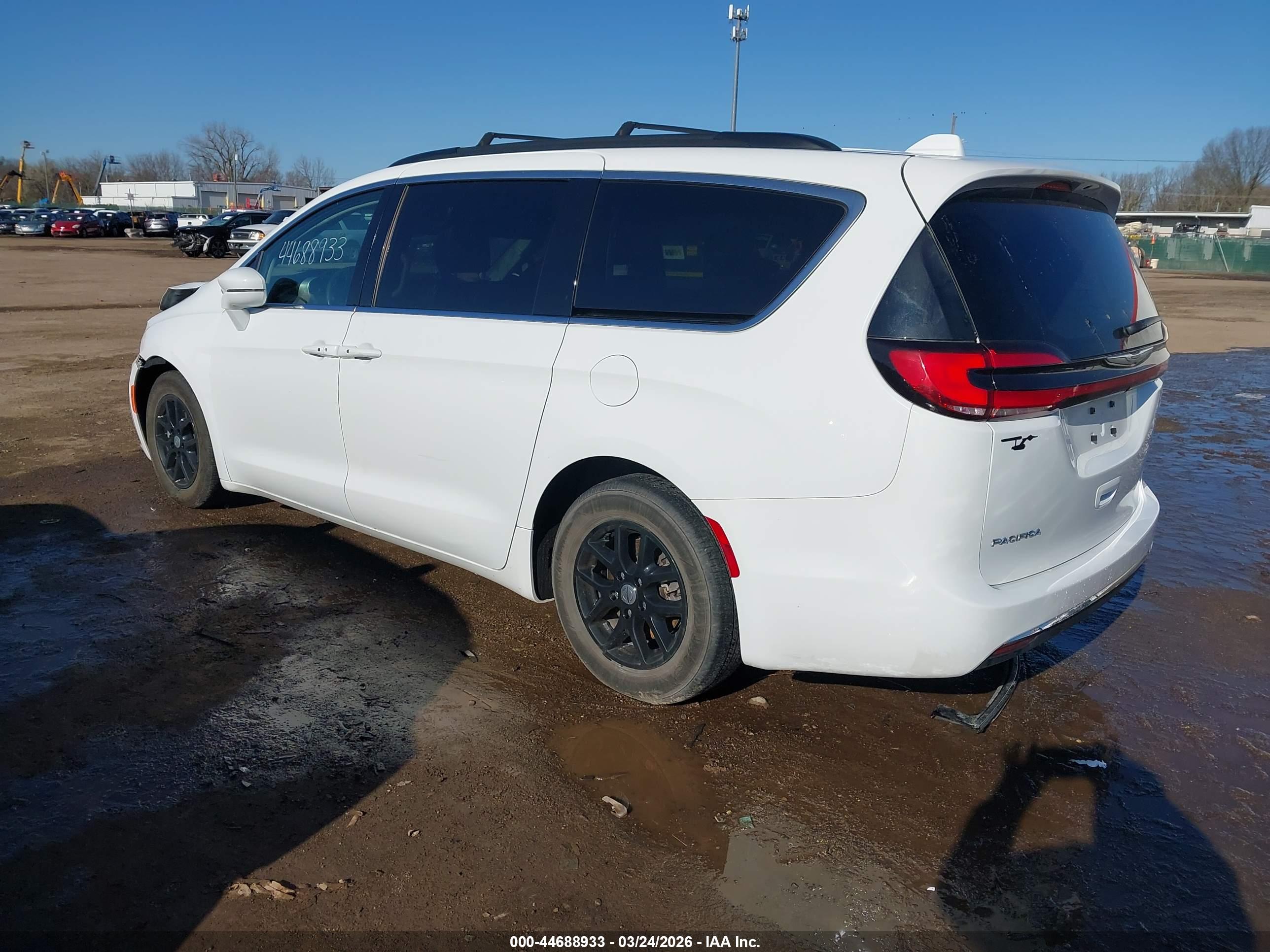 CHRYSLER PACIFICA image 3