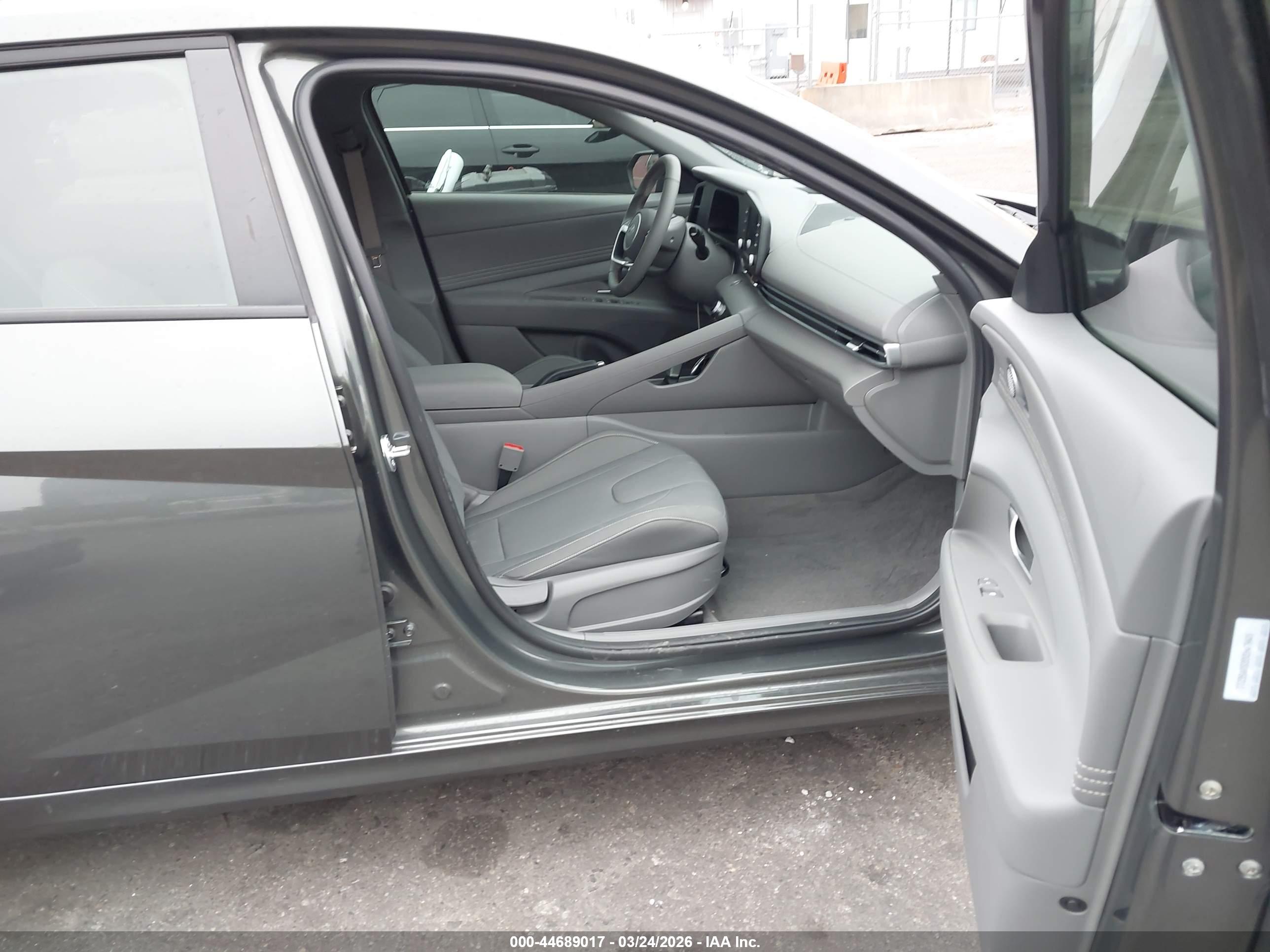 HYUNDAI ELANTRA image 5