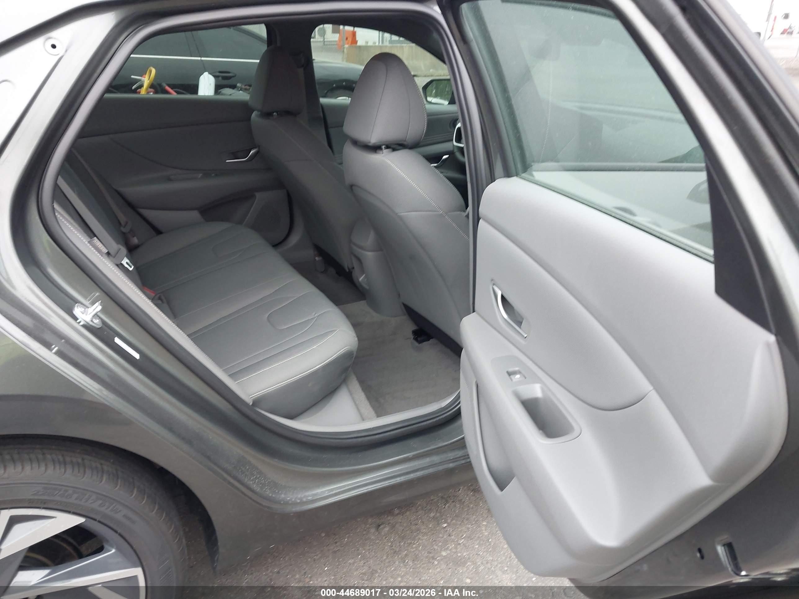 HYUNDAI ELANTRA image 8