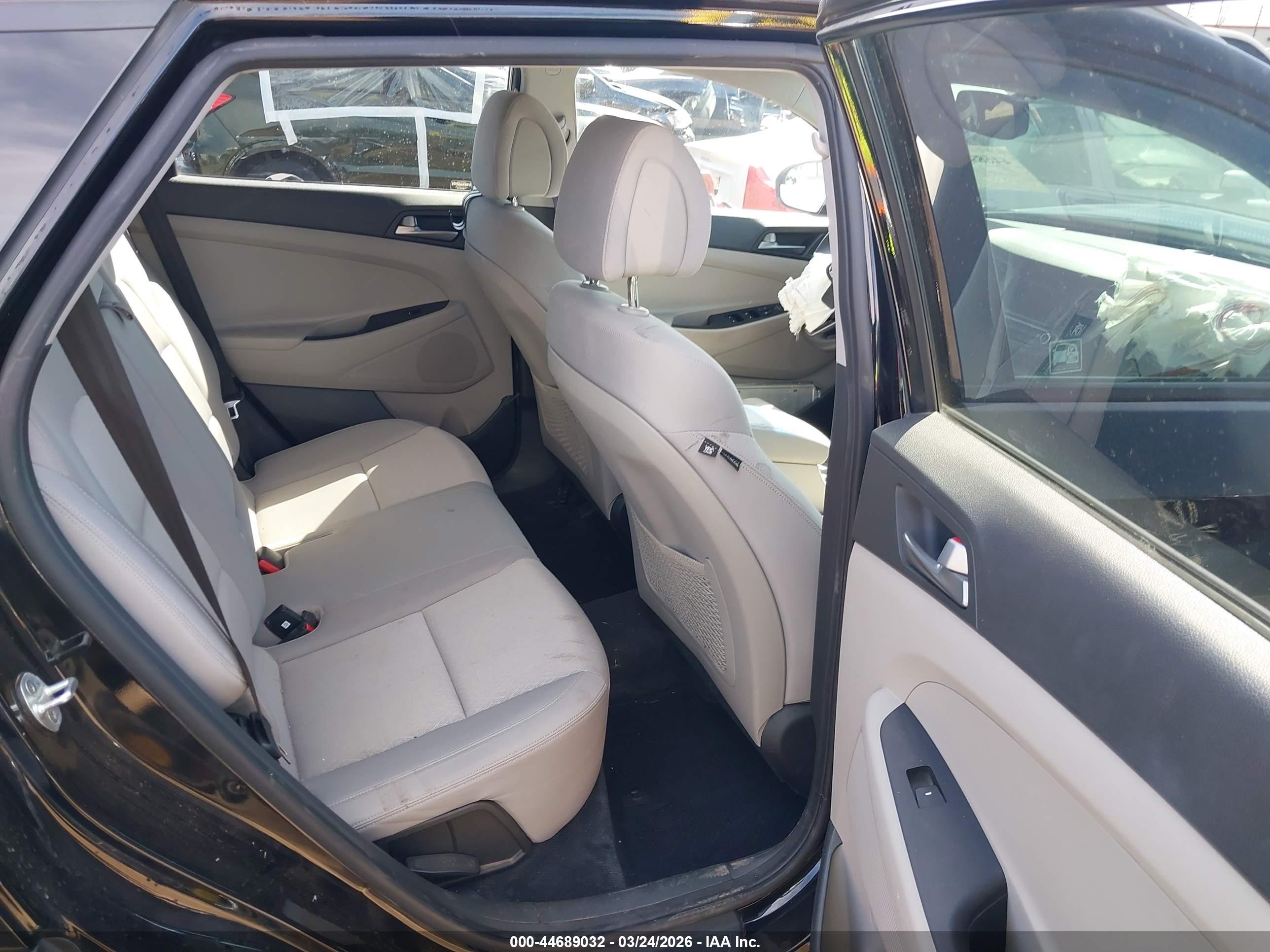HYUNDAI TUCSON image 8