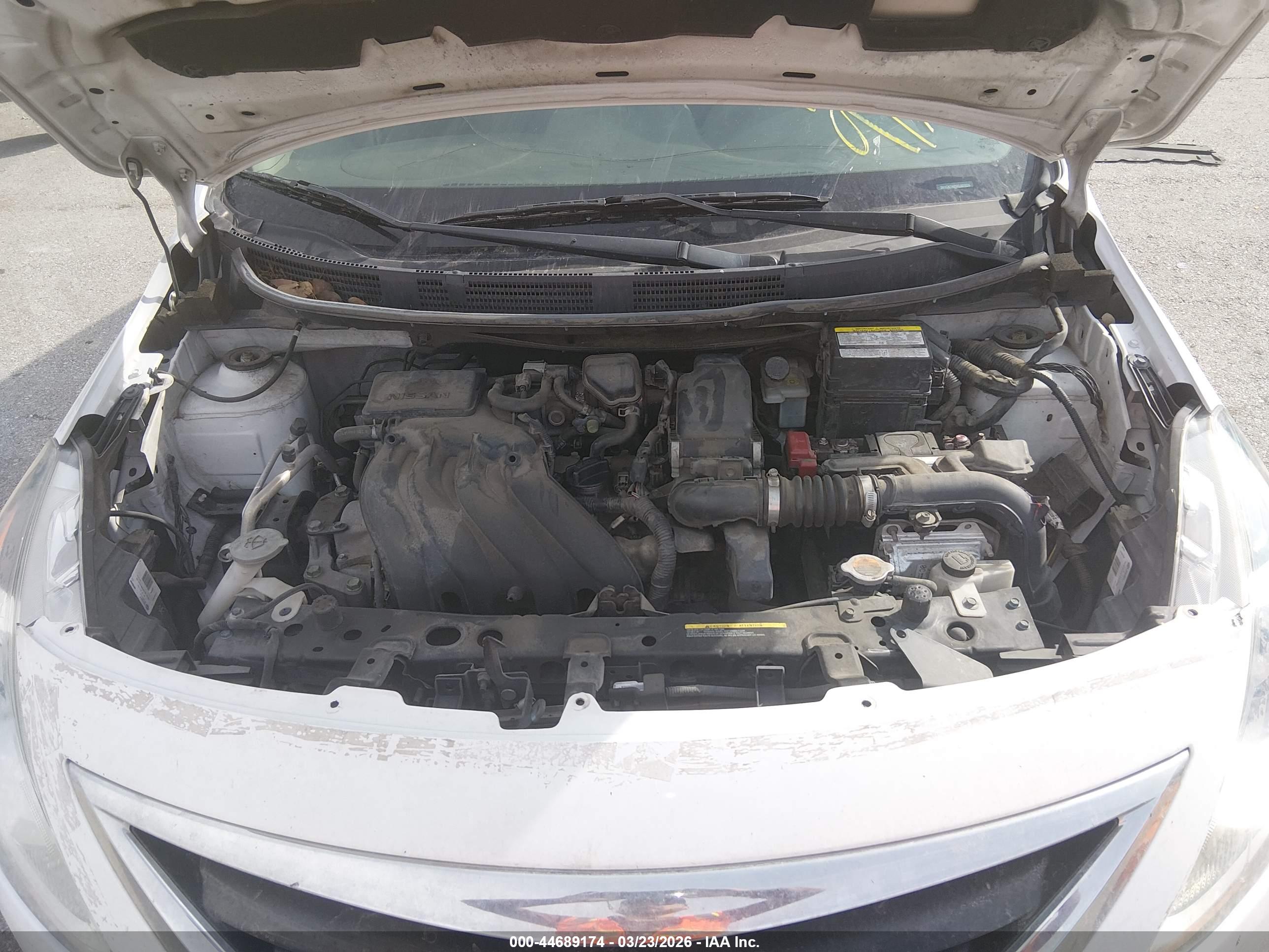 NISSAN VERSA image 10