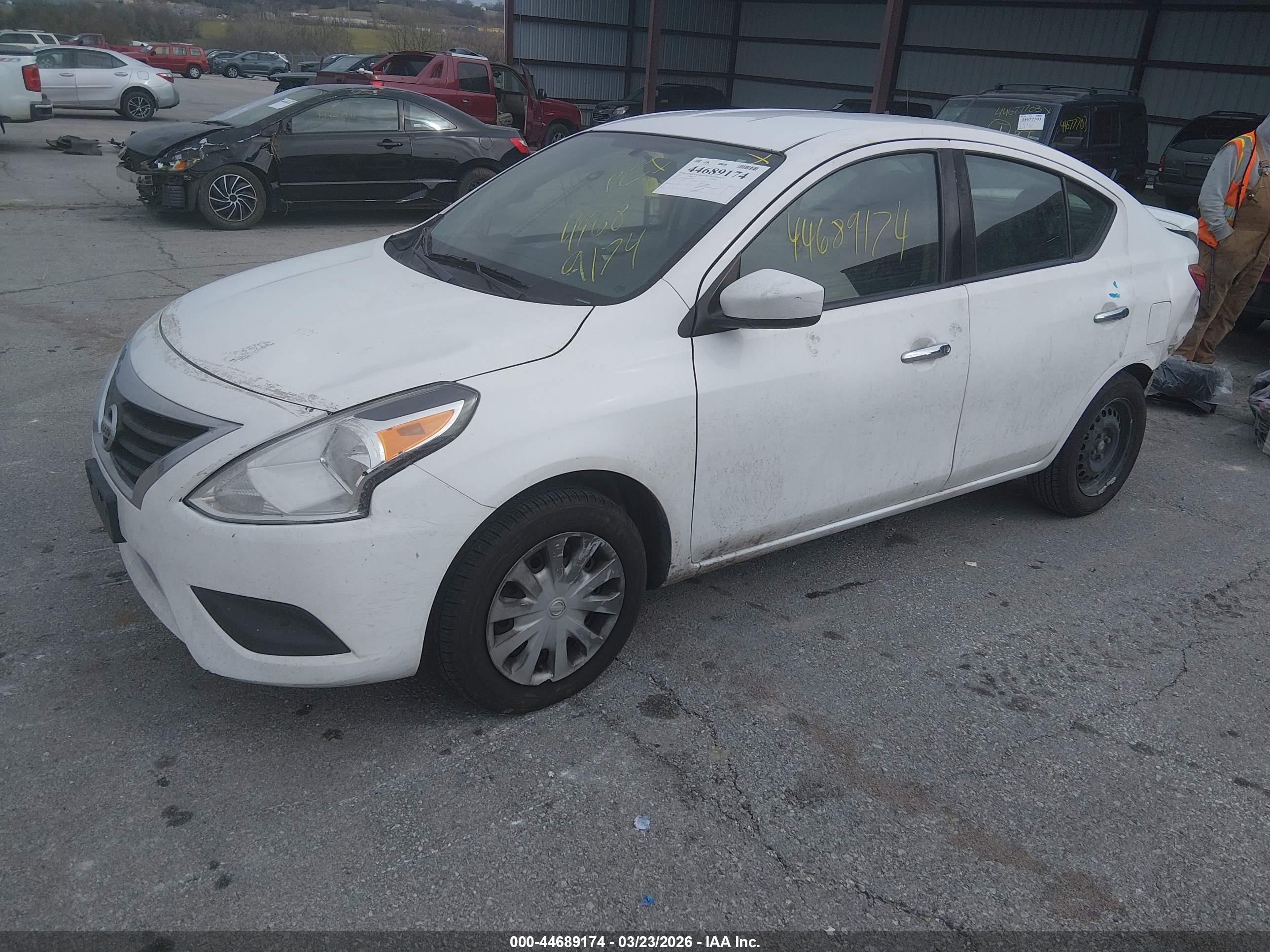 NISSAN VERSA image 2