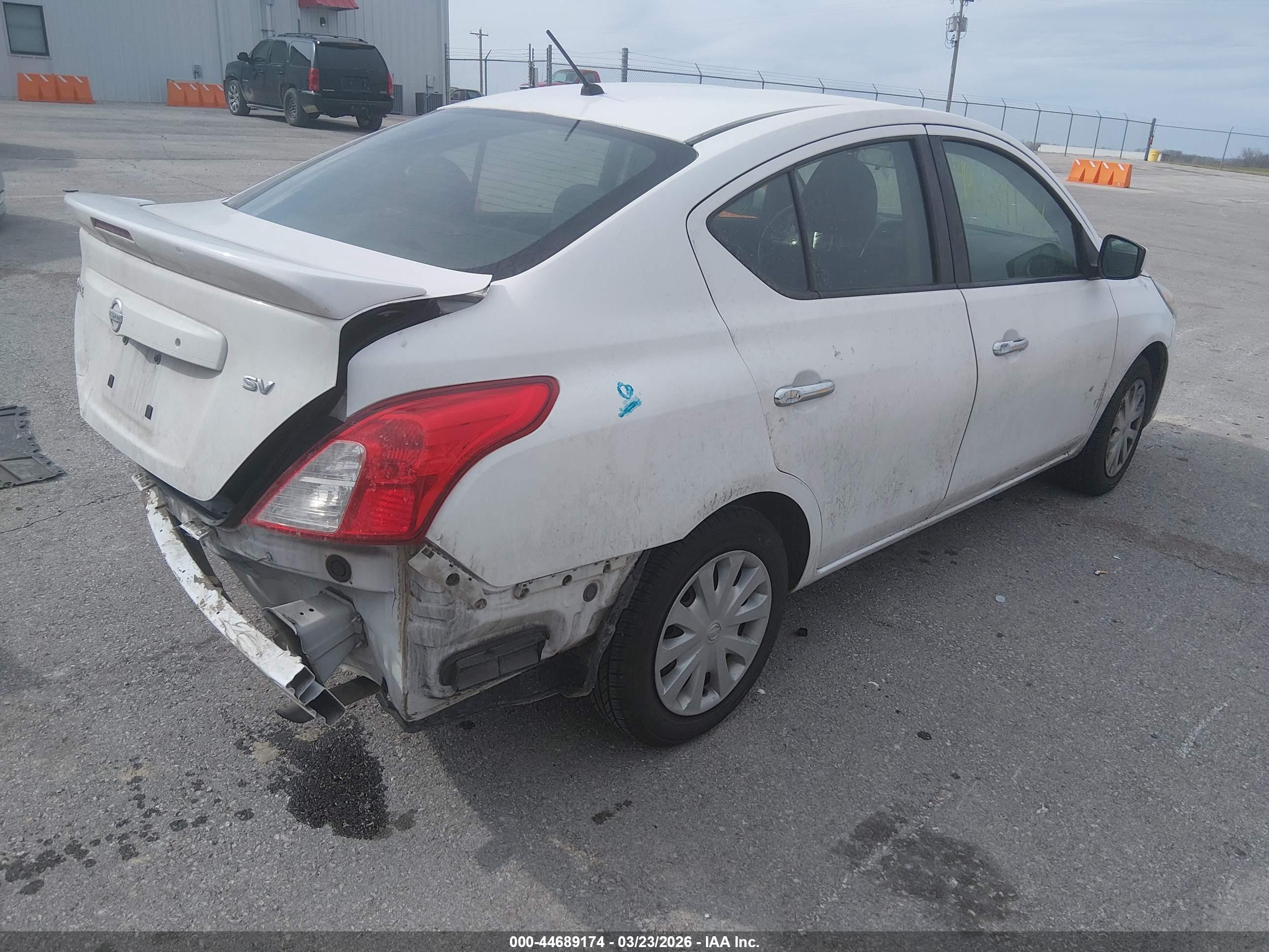 NISSAN VERSA image 4