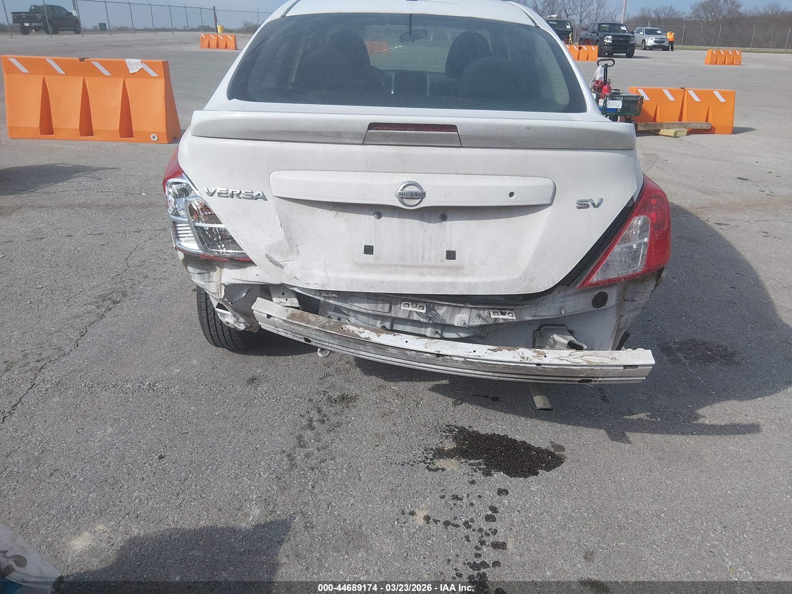 NISSAN VERSA image 6