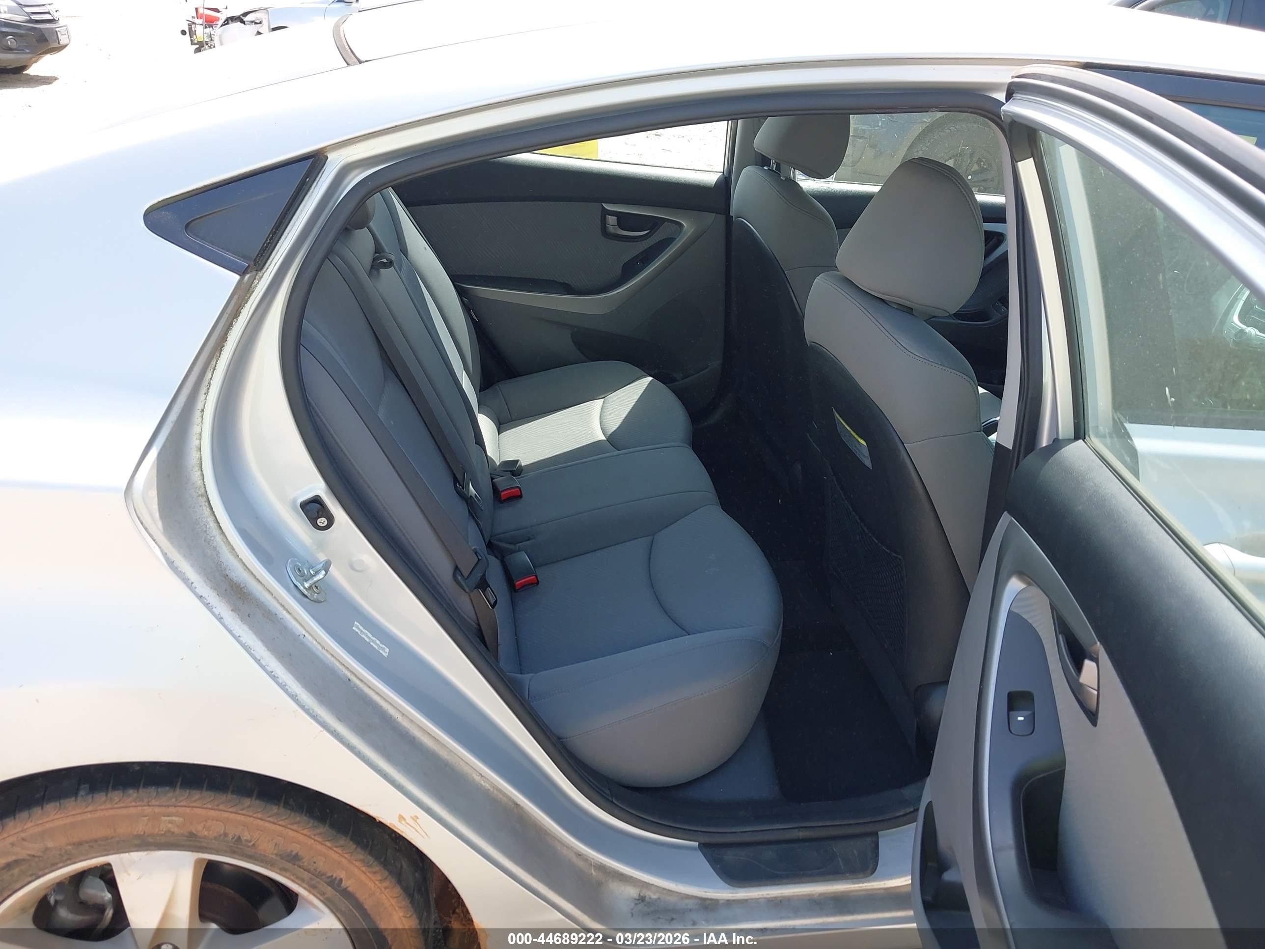 HYUNDAI ELANTRA image 8
