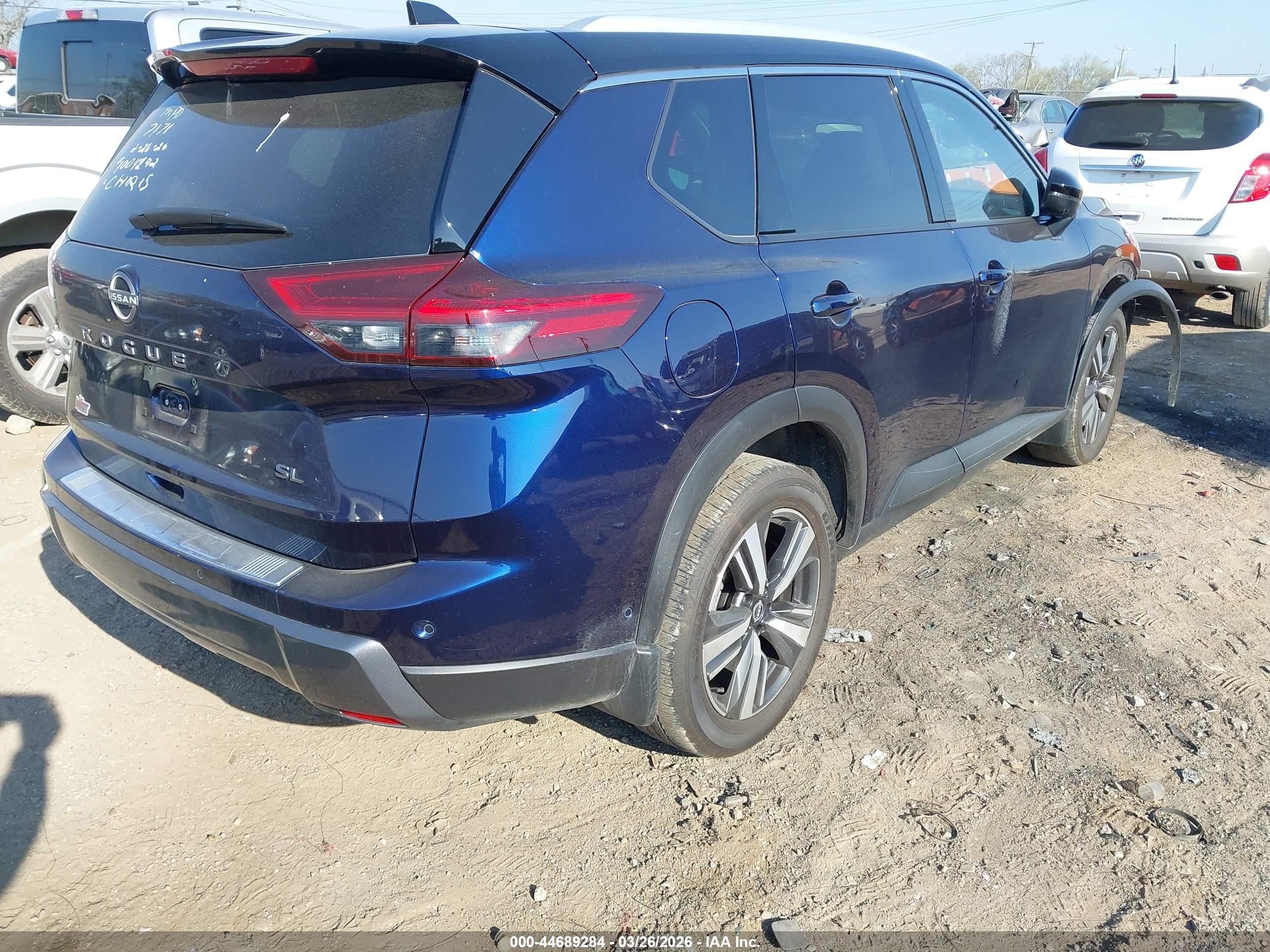 NISSAN ROGUE image 4