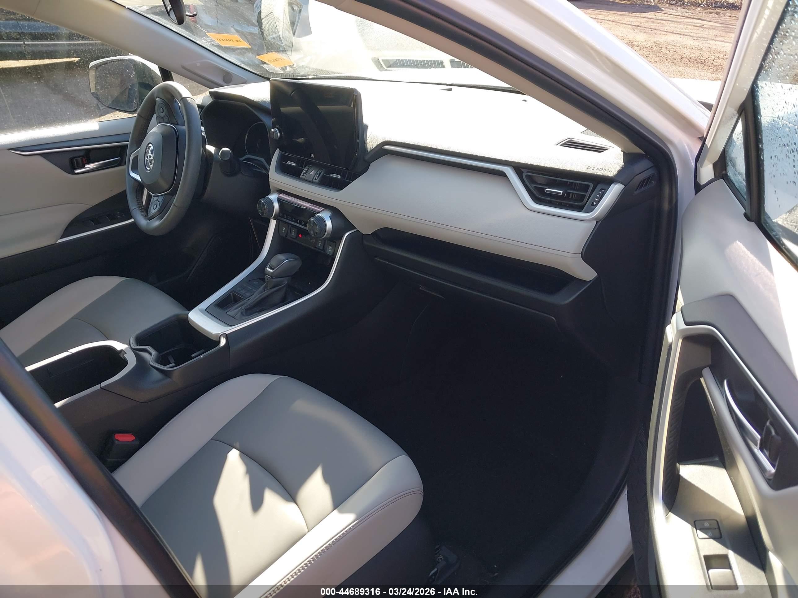 TOYOTA RAV4 image 5