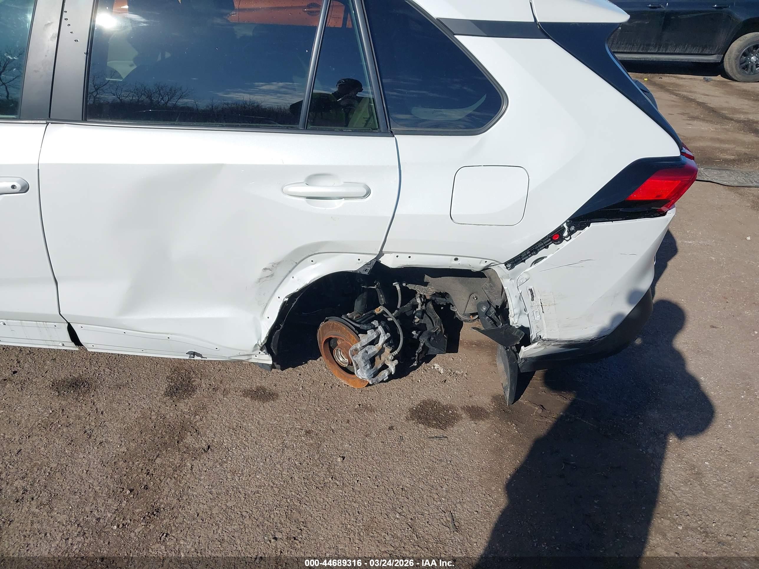 TOYOTA RAV4 image 6