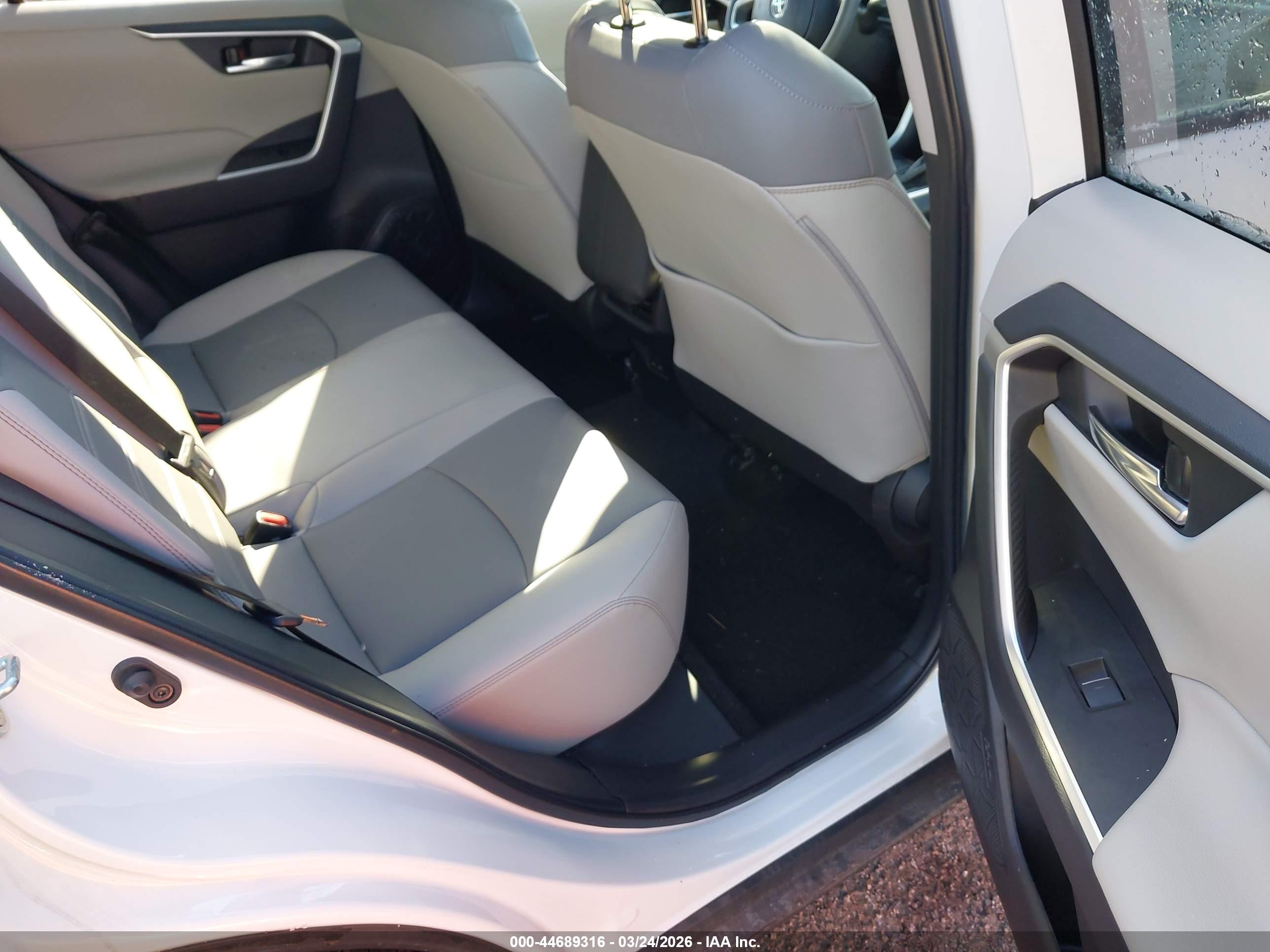 TOYOTA RAV4 image 8