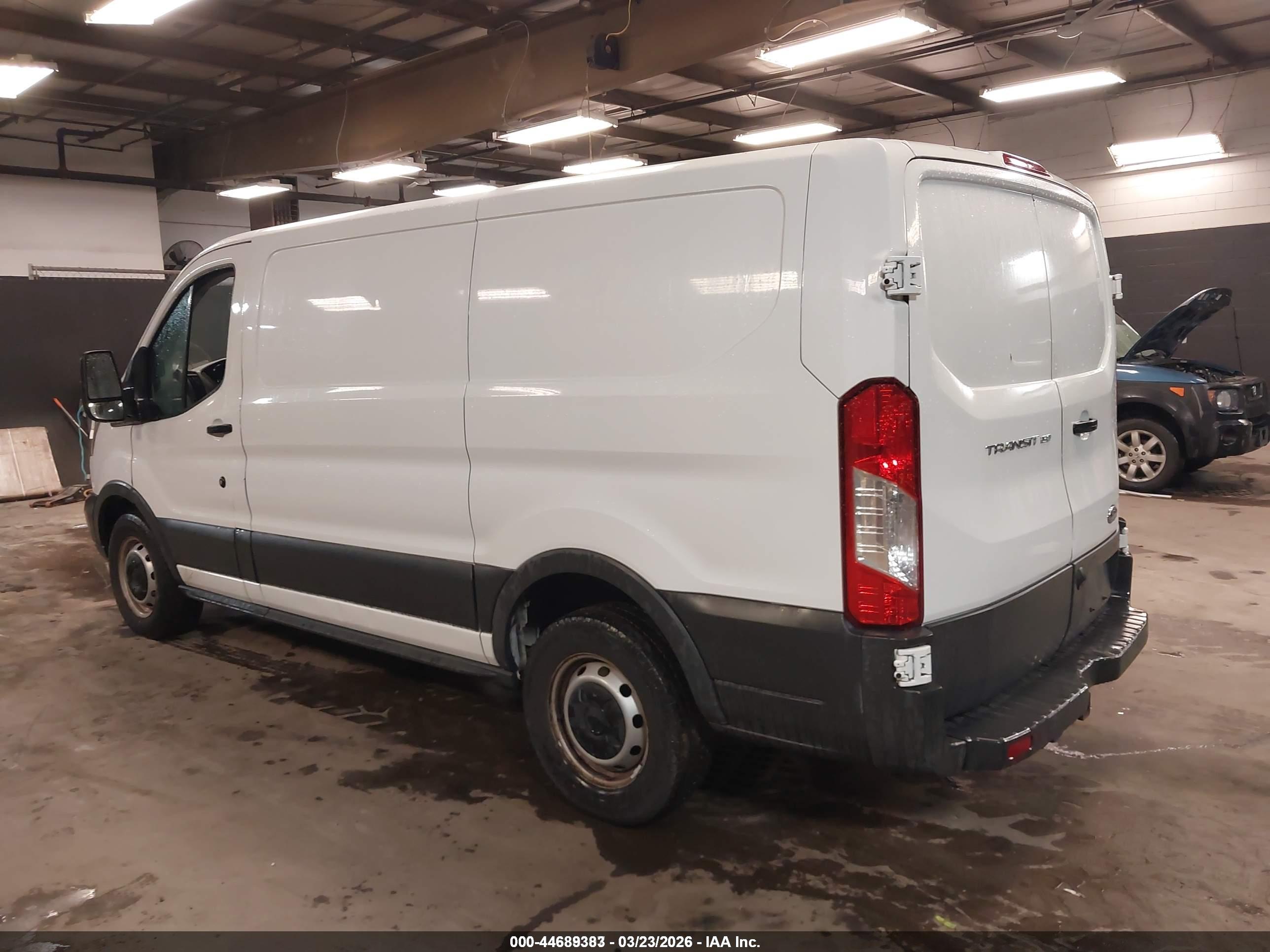FORD TRANSIT-150 image 3
