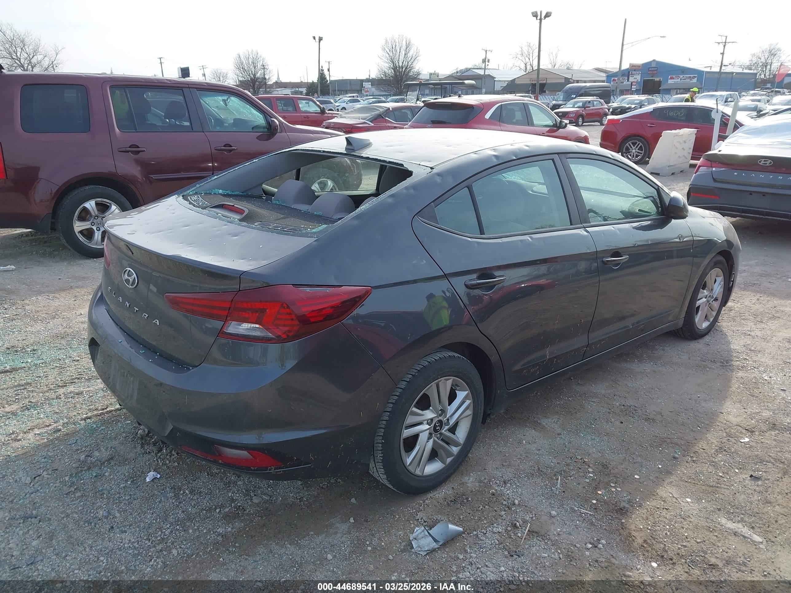 HYUNDAI ELANTRA image 4