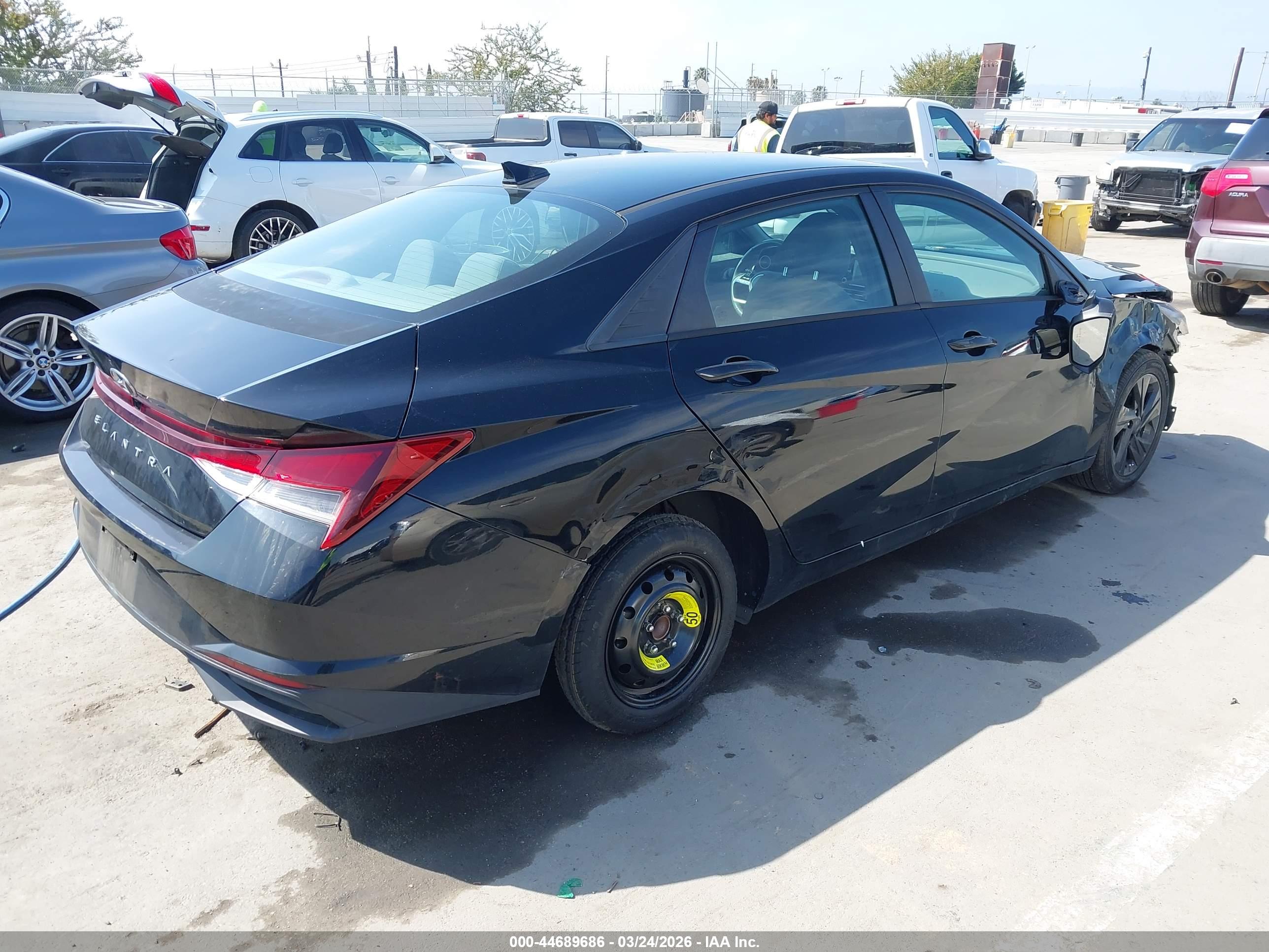 HYUNDAI ELANTRA image 4
