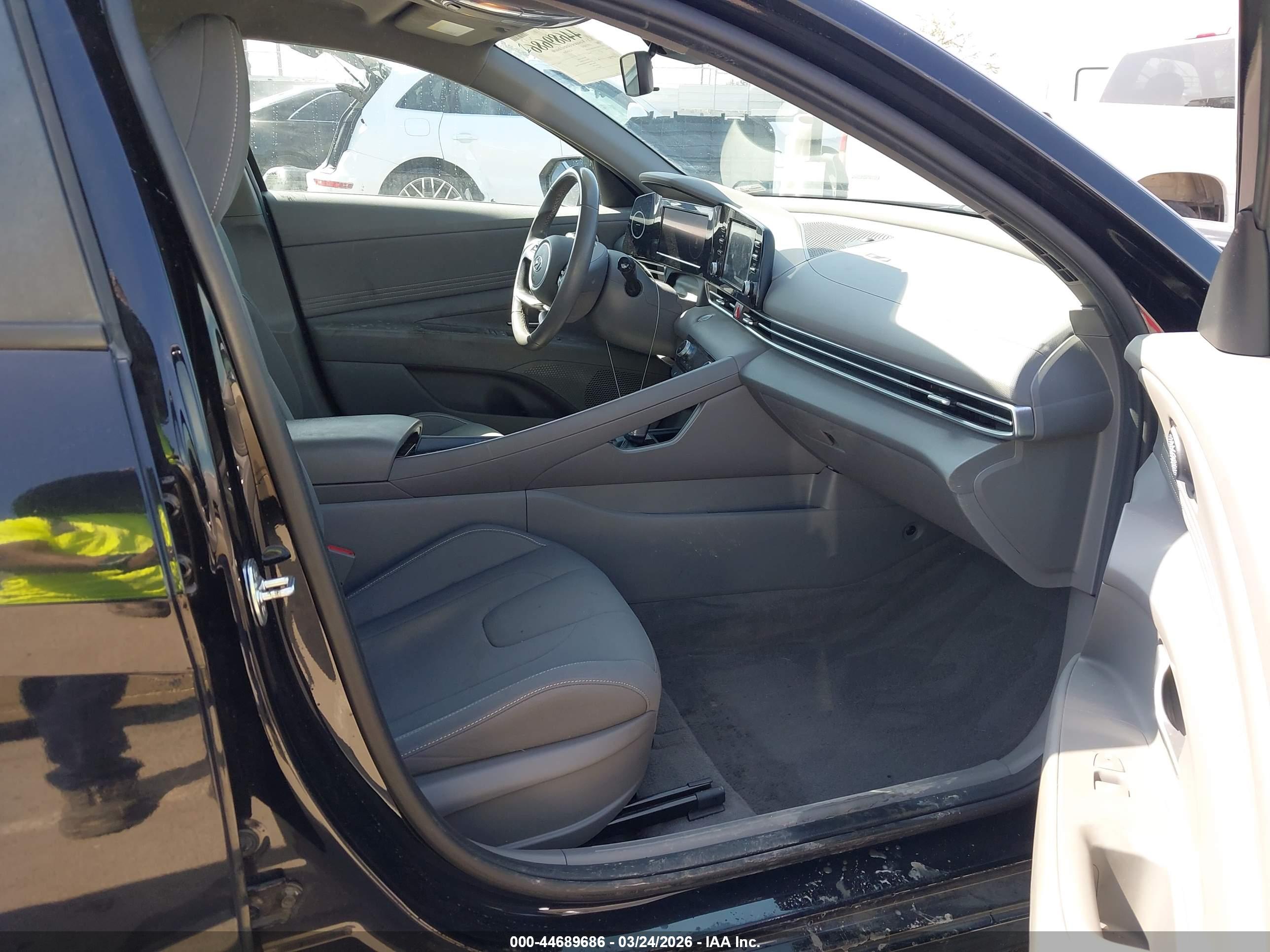 HYUNDAI ELANTRA image 5