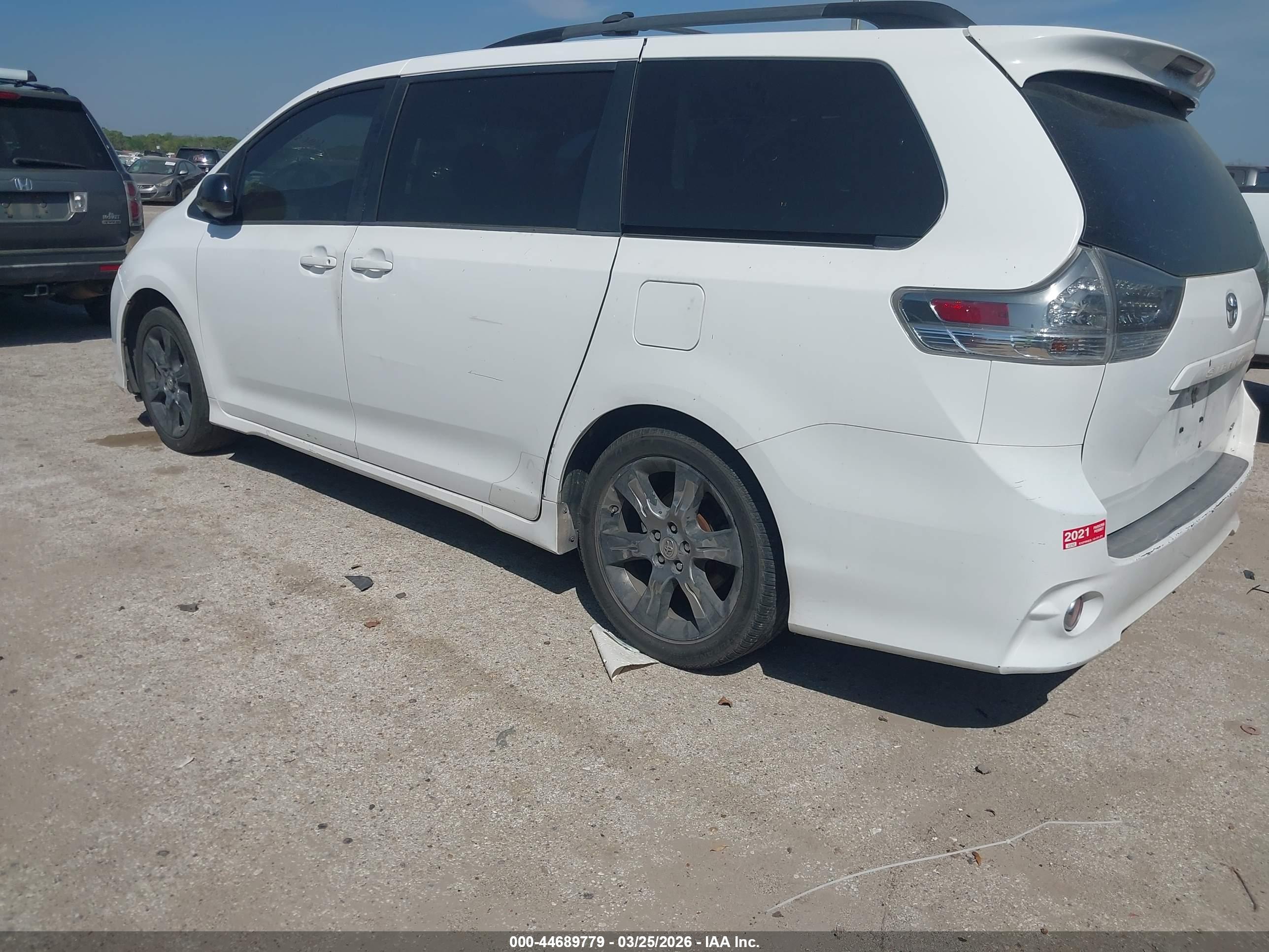 TOYOTA SIENNA image 3