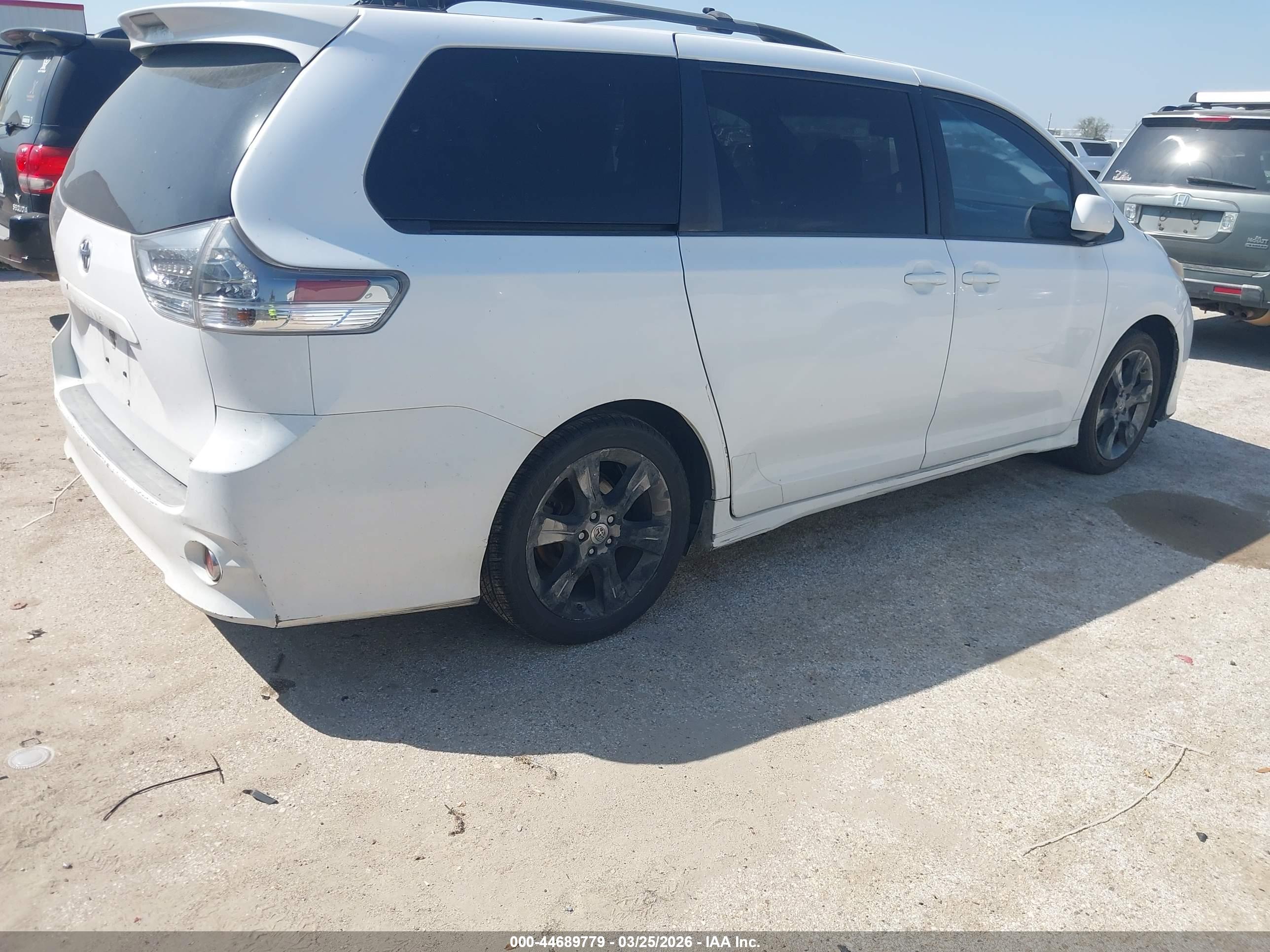 TOYOTA SIENNA image 4