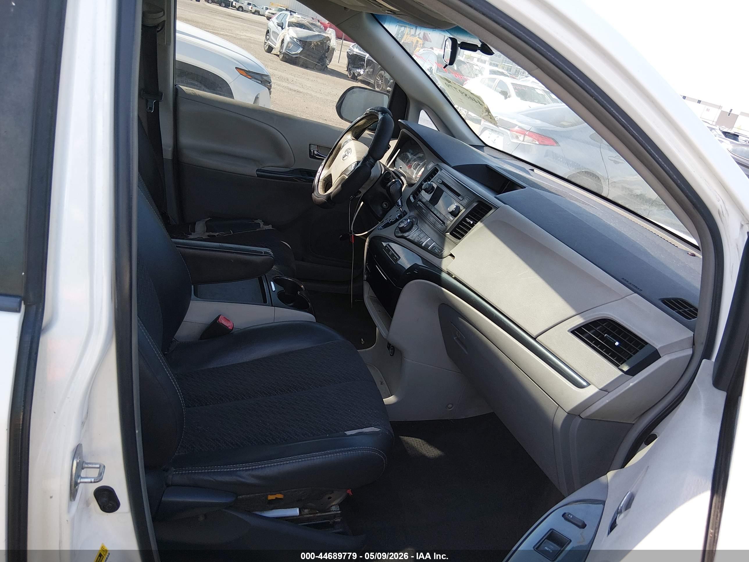 TOYOTA SIENNA image 5