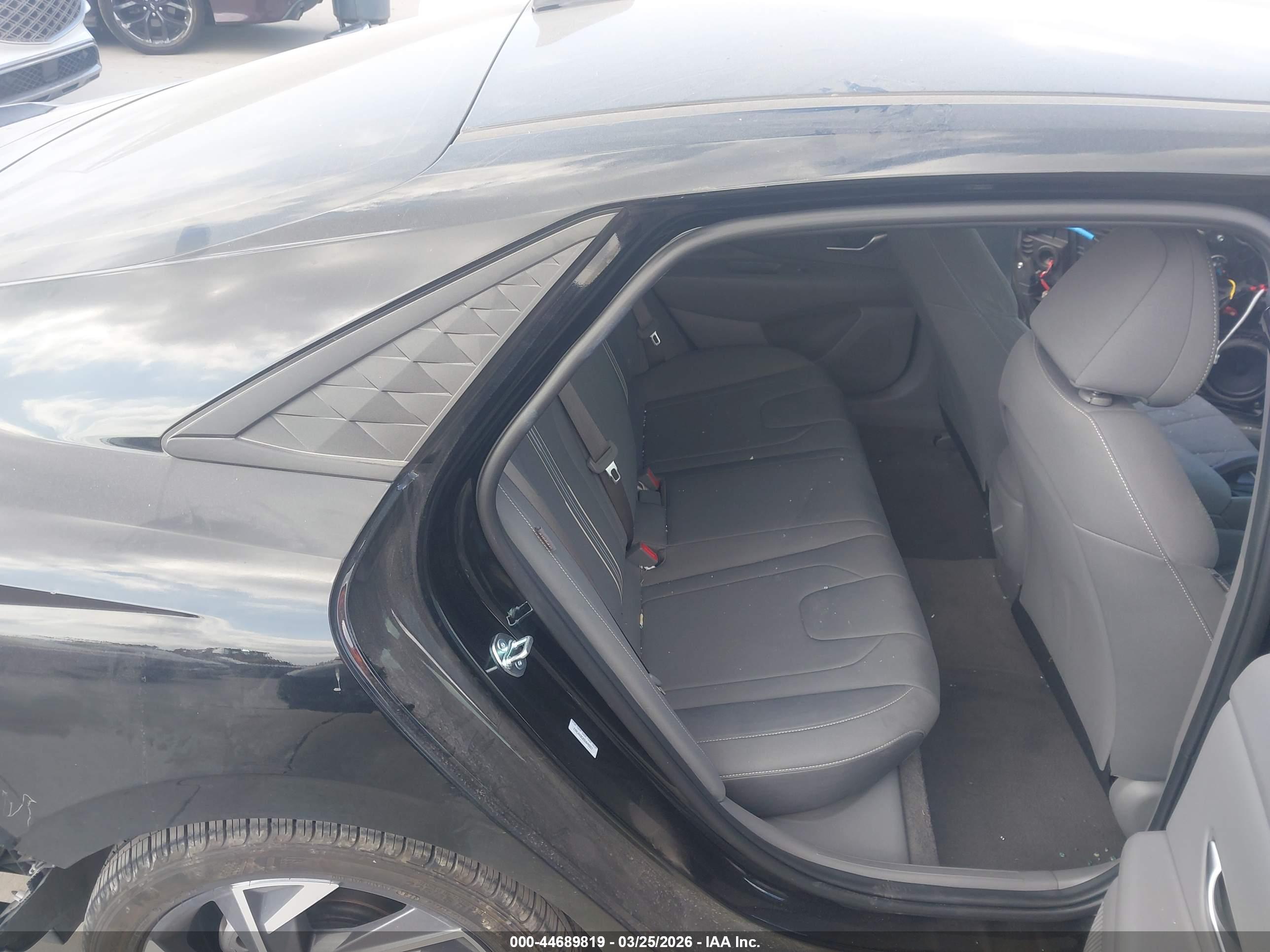 HYUNDAI ELANTRA image 8