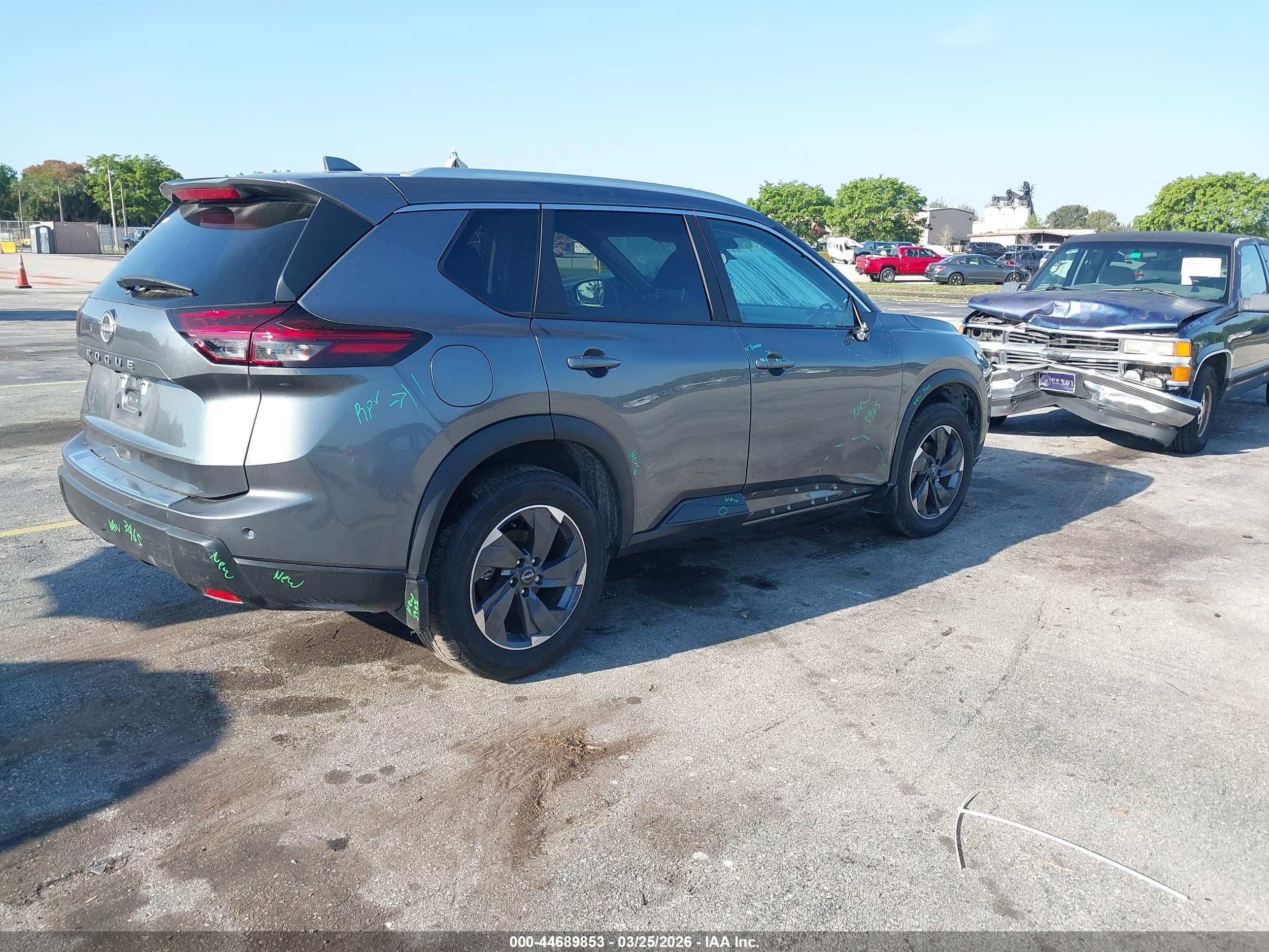 NISSAN ROGUE image 4