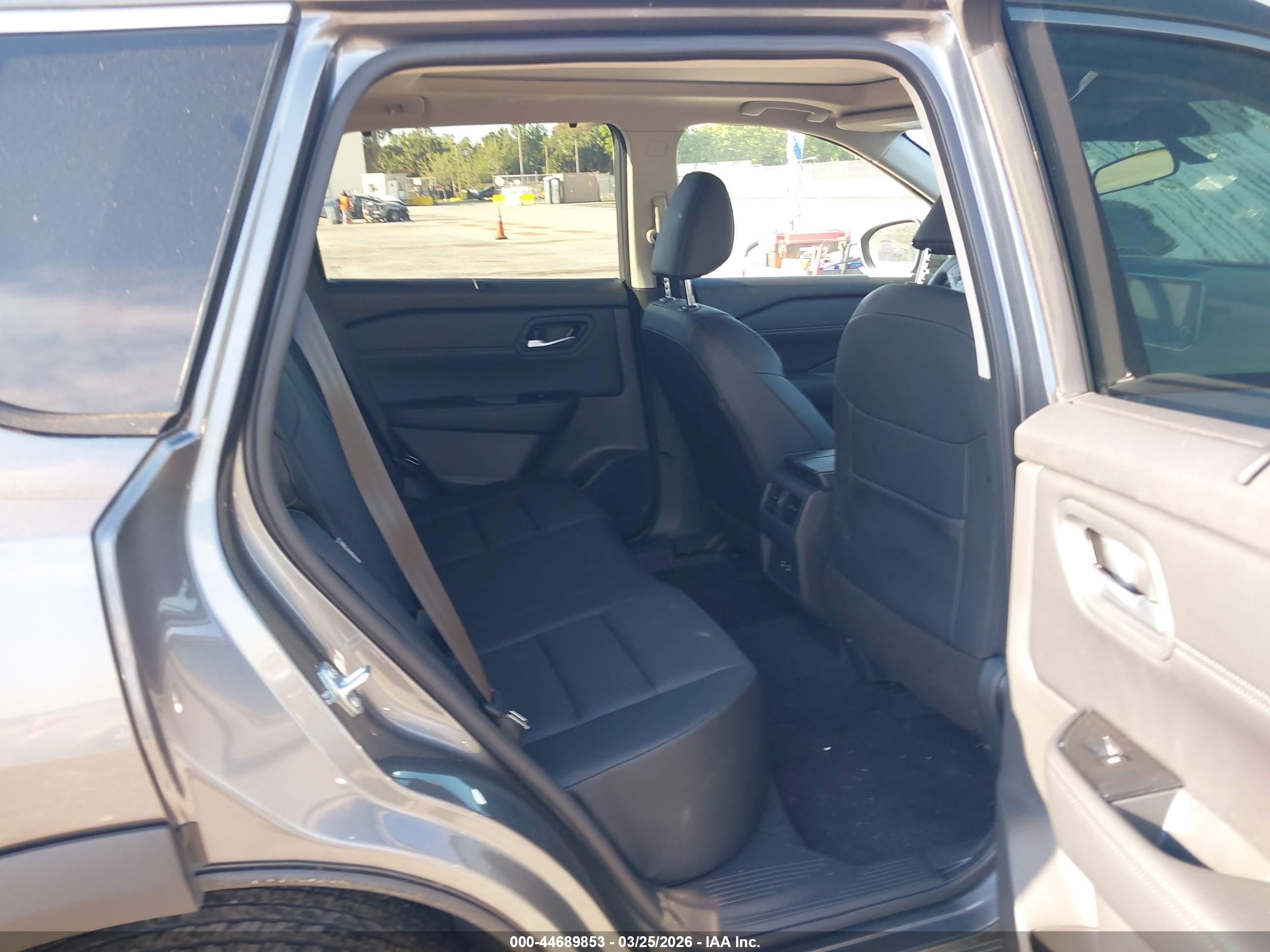 NISSAN ROGUE image 8