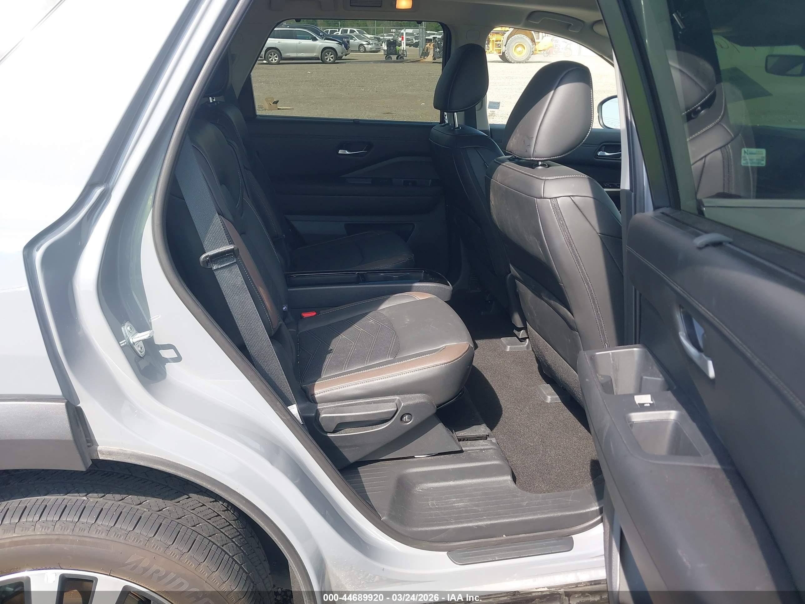 NISSAN PATHFINDER image 8