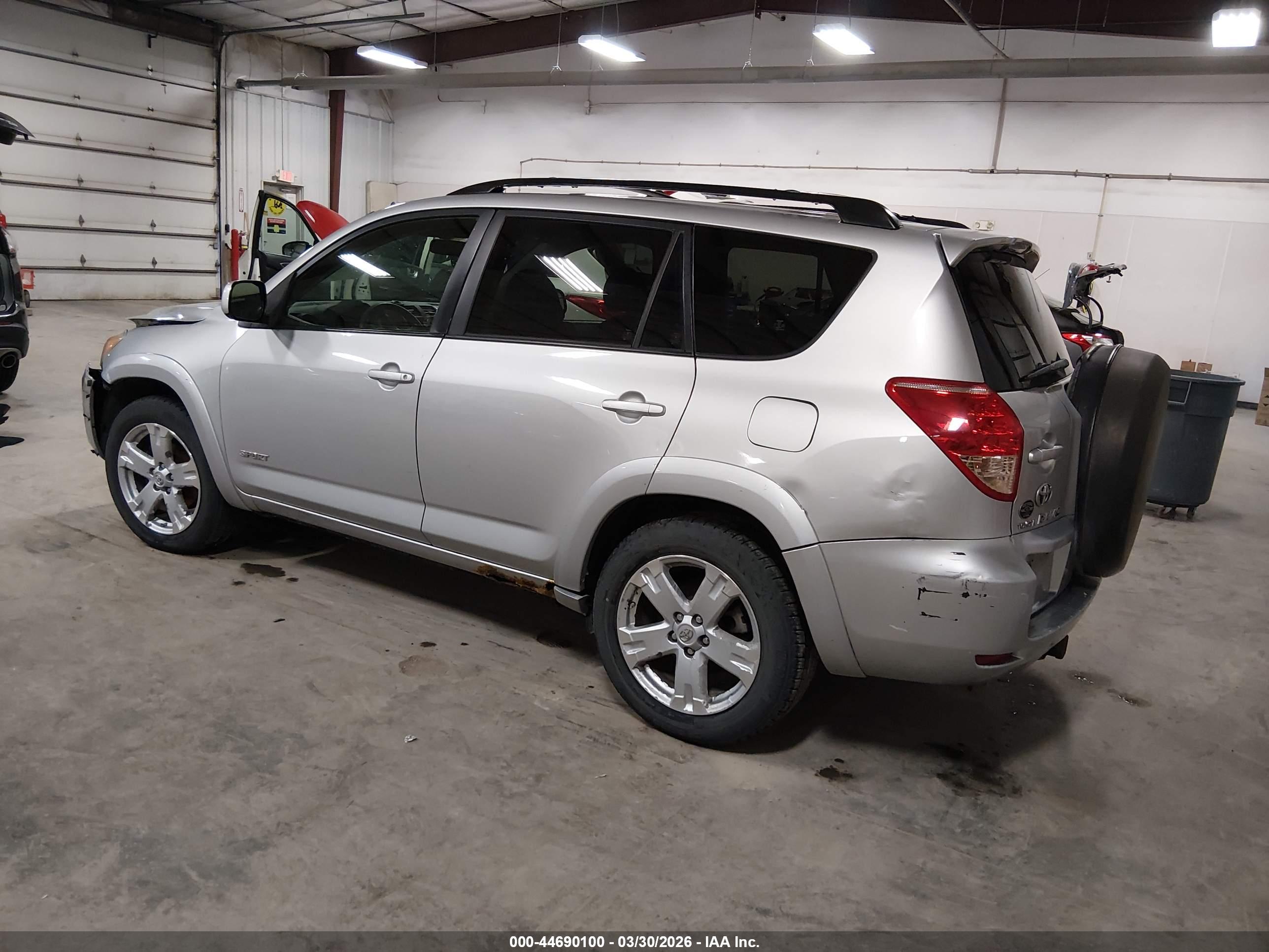 TOYOTA RAV4 image 3