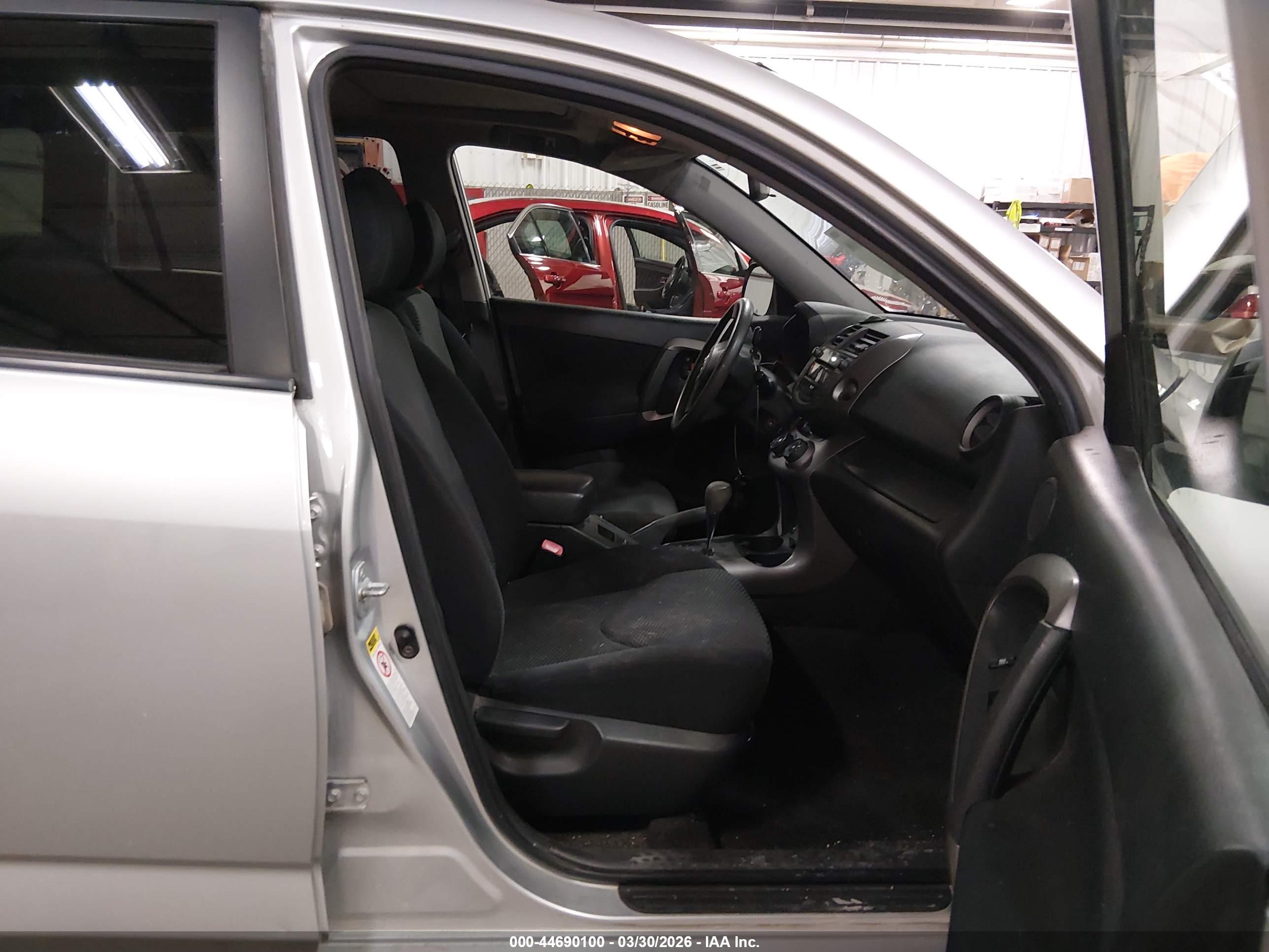 TOYOTA RAV4 image 5