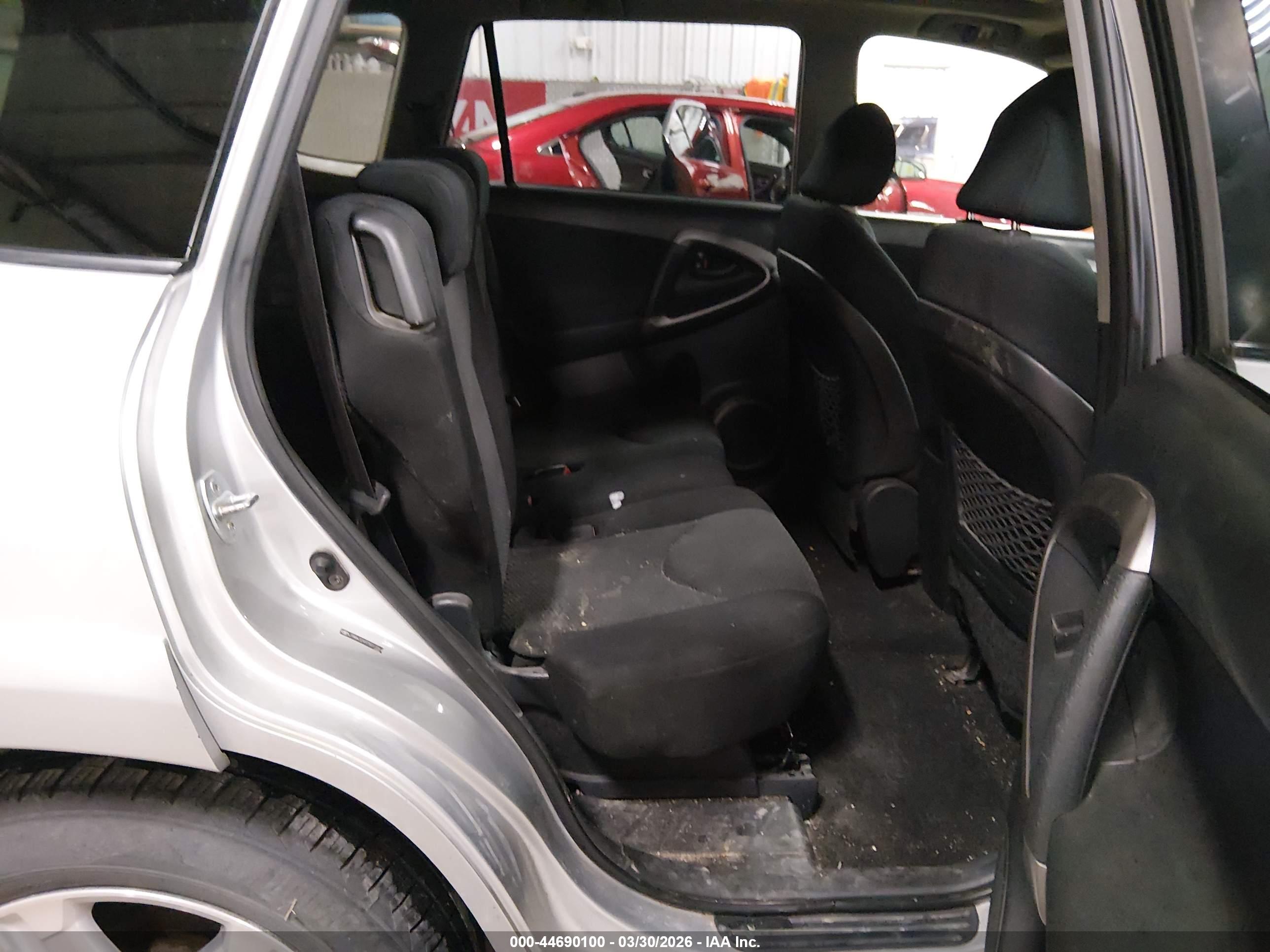 TOYOTA RAV4 image 8
