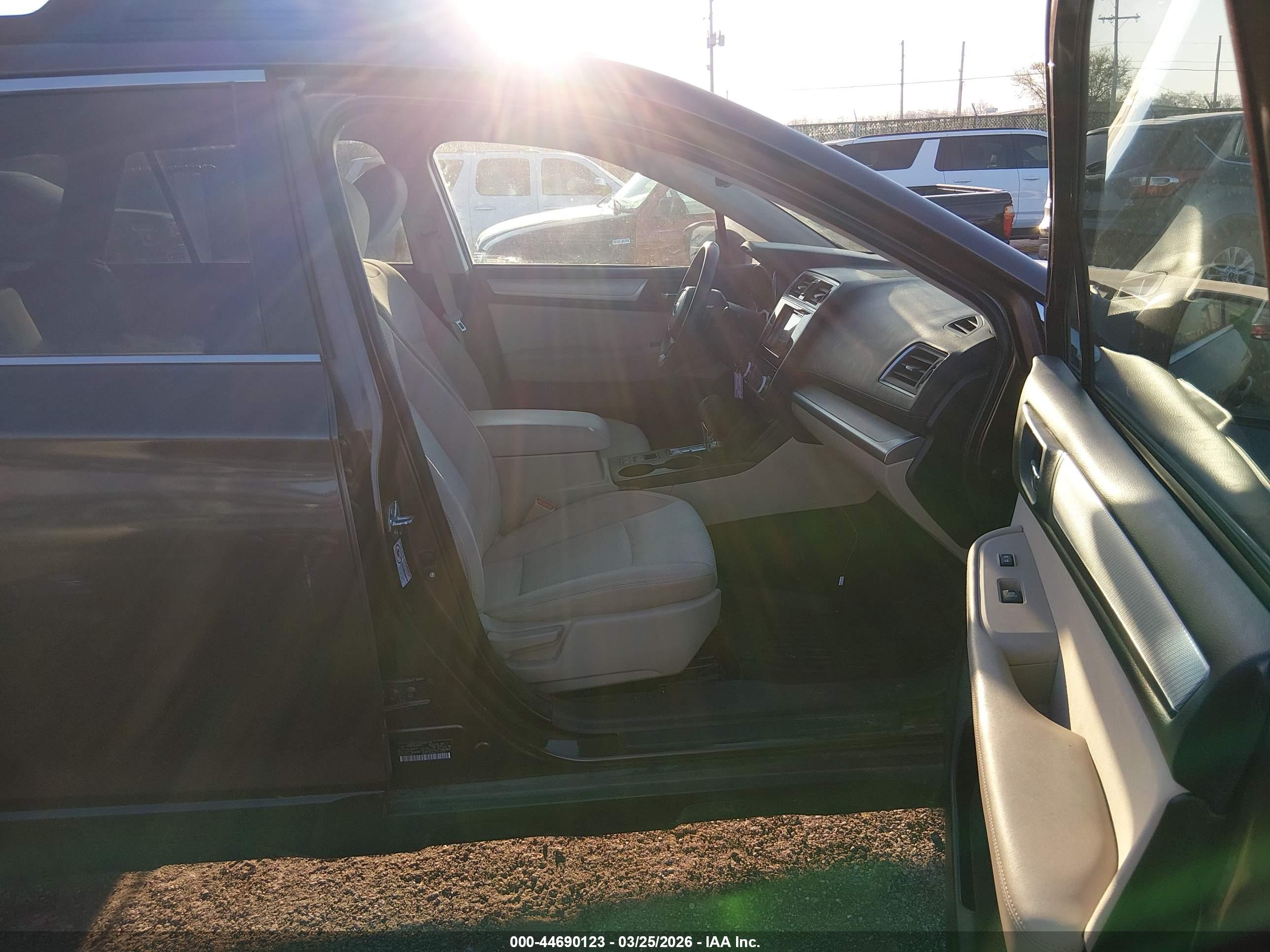 SUBARU OUTBACK image 5