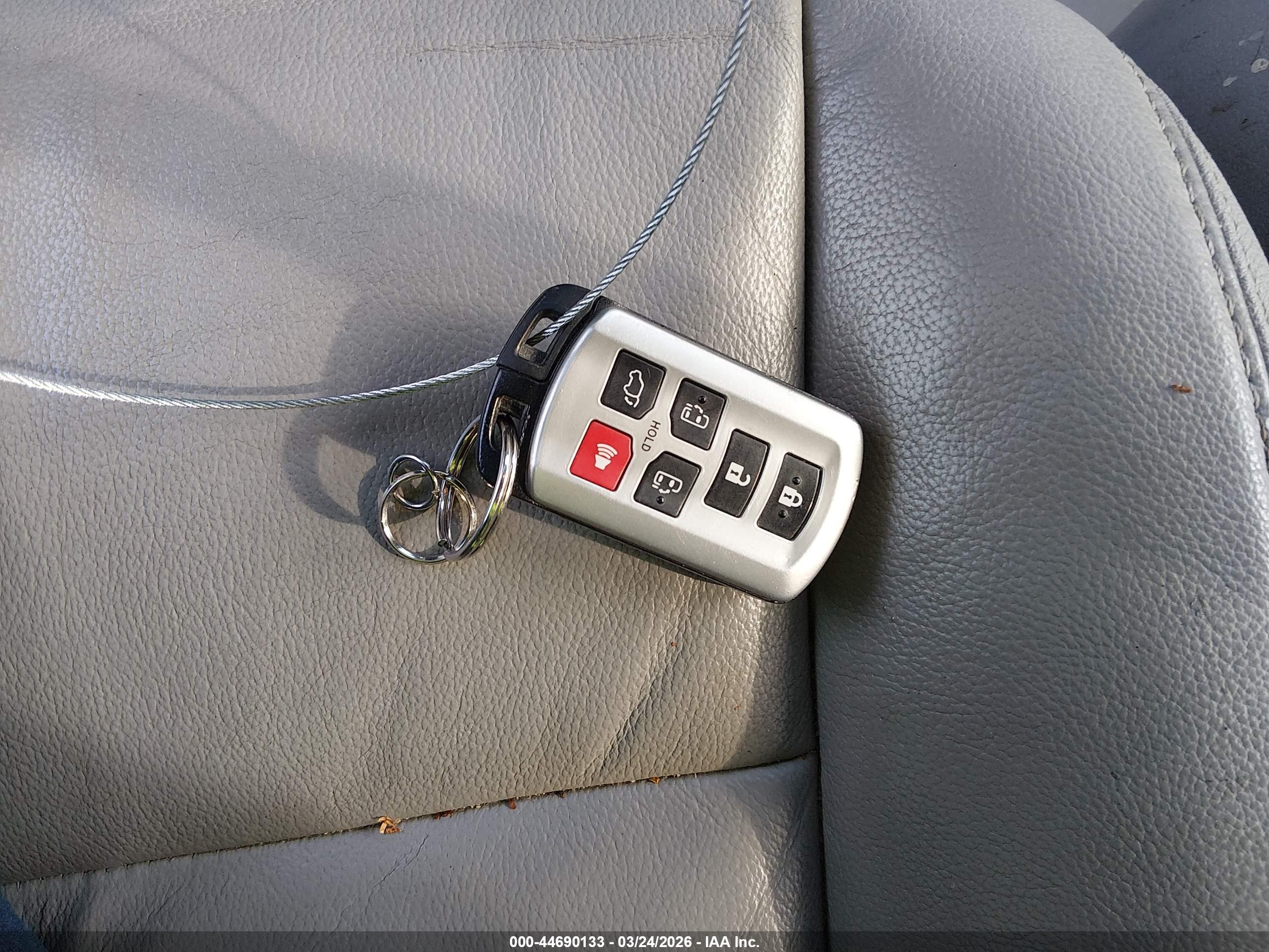TOYOTA SIENNA image 11