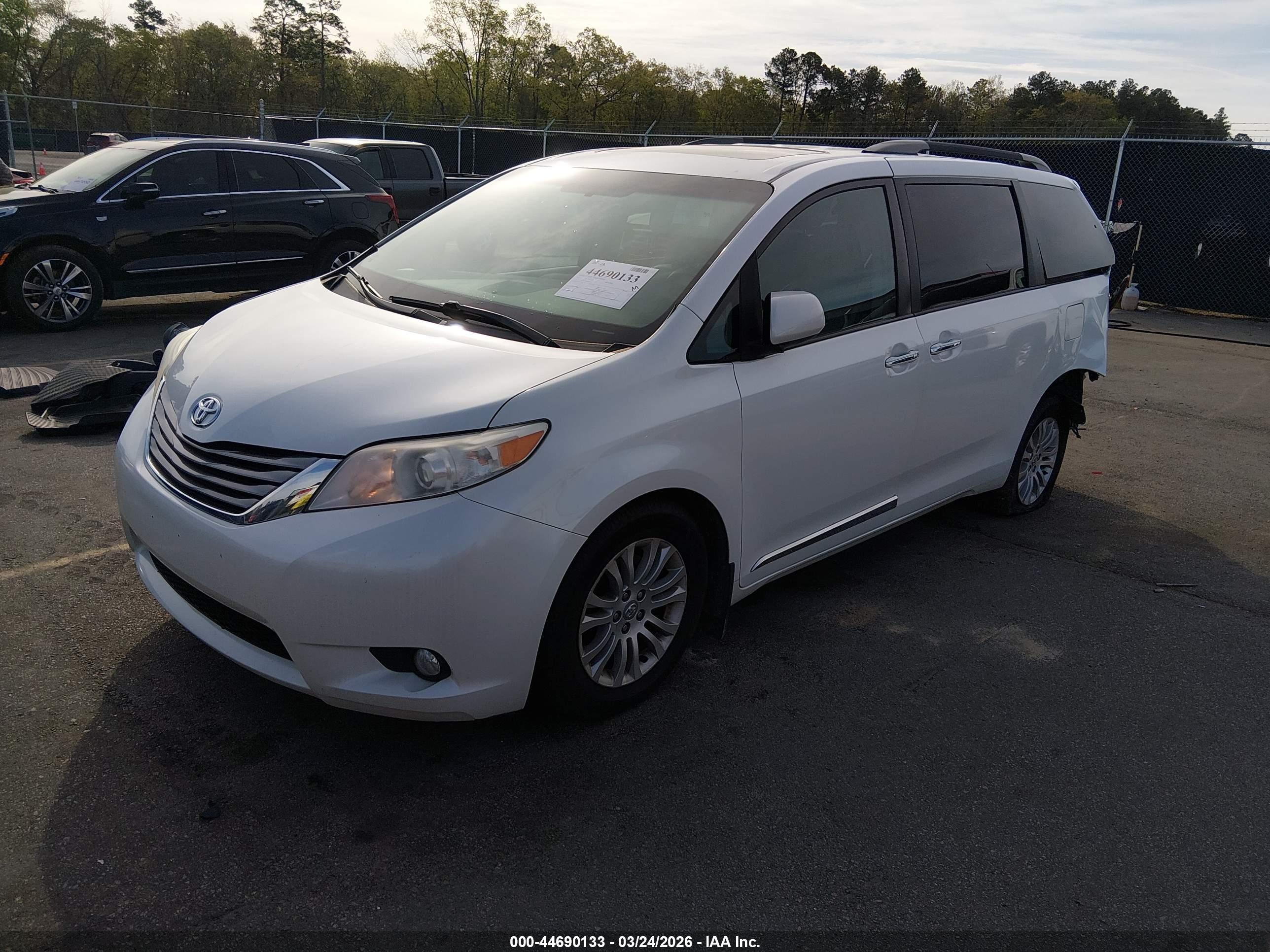 TOYOTA SIENNA image 2