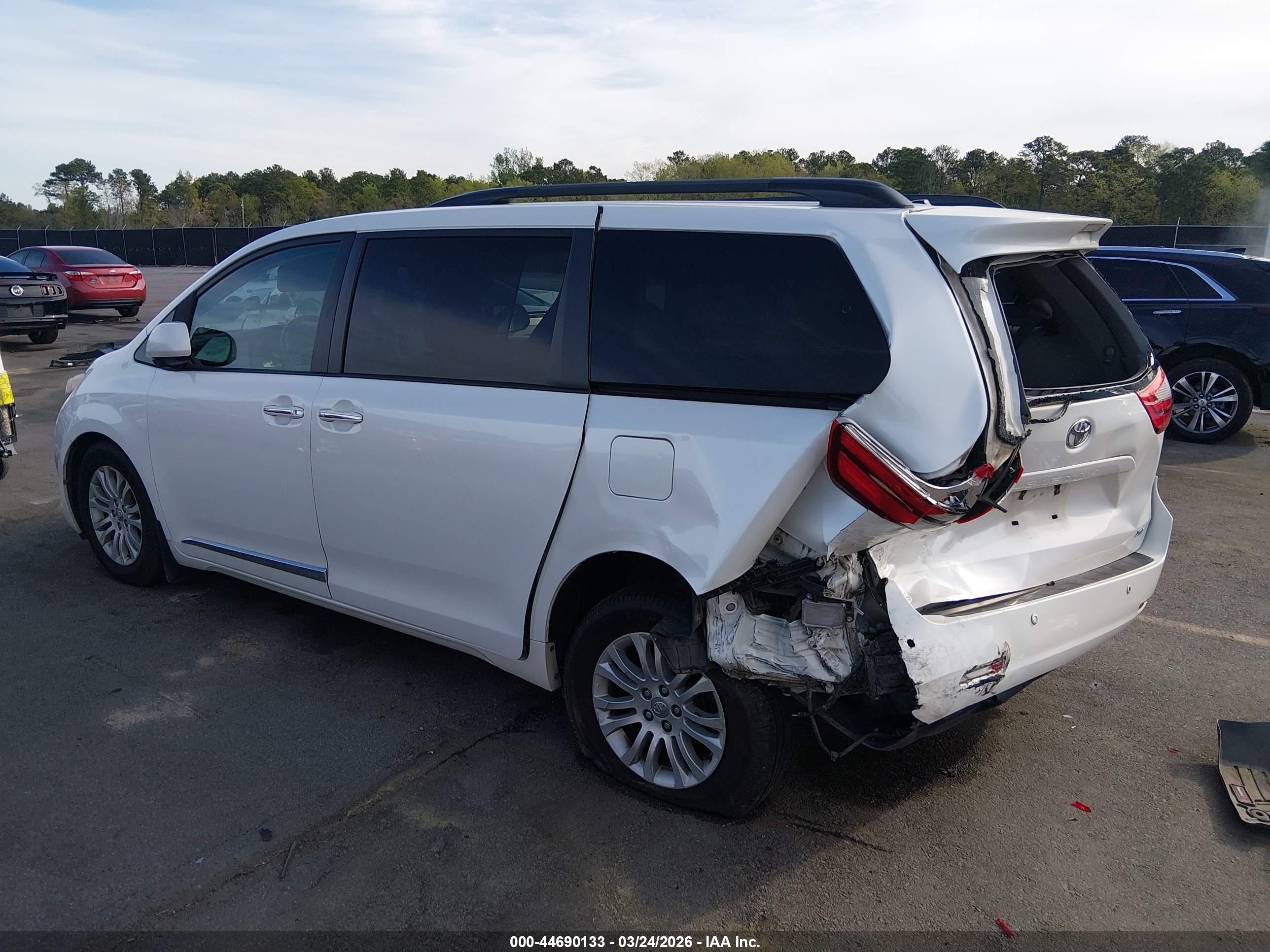 TOYOTA SIENNA image 3