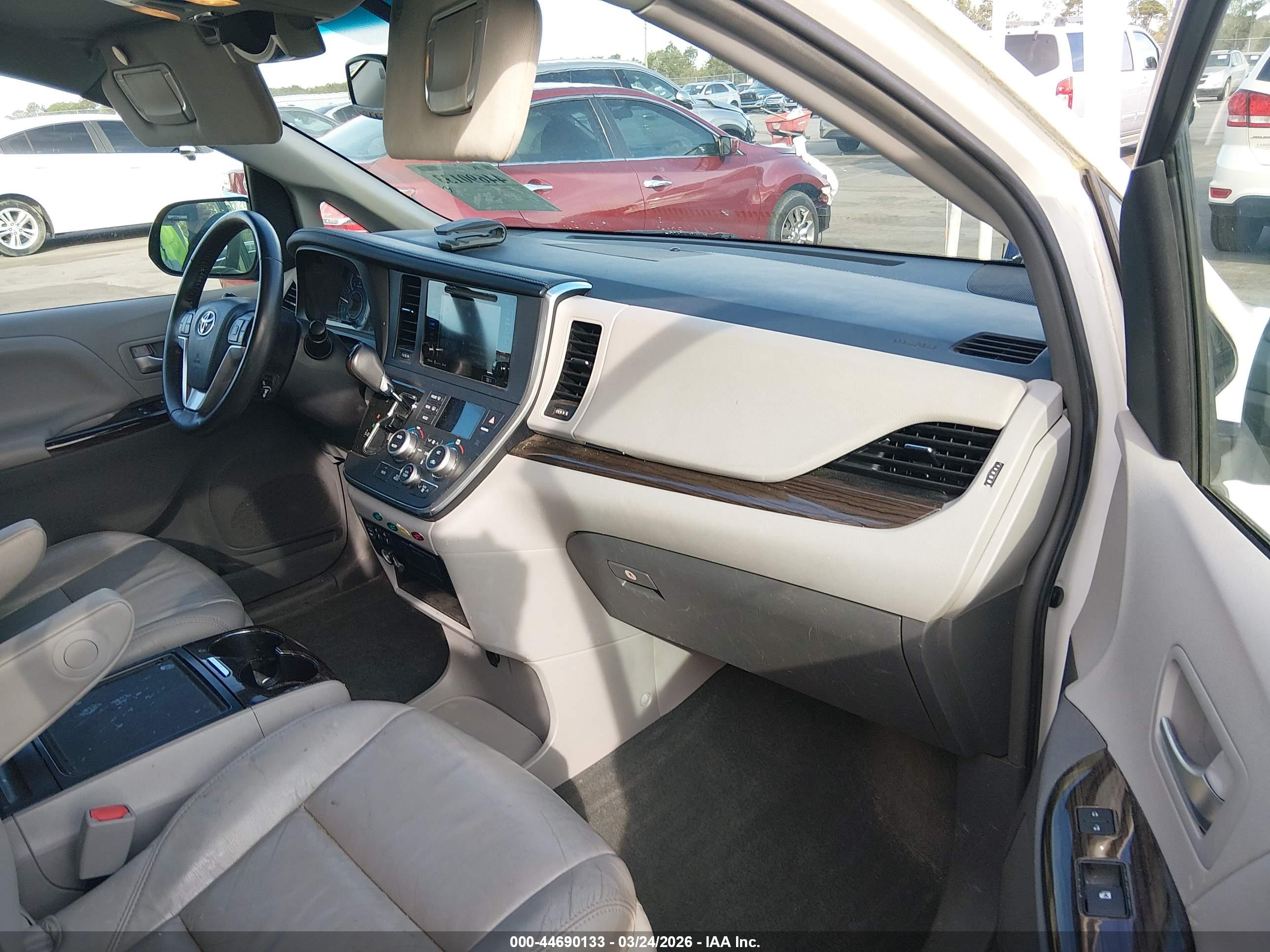 TOYOTA SIENNA image 5