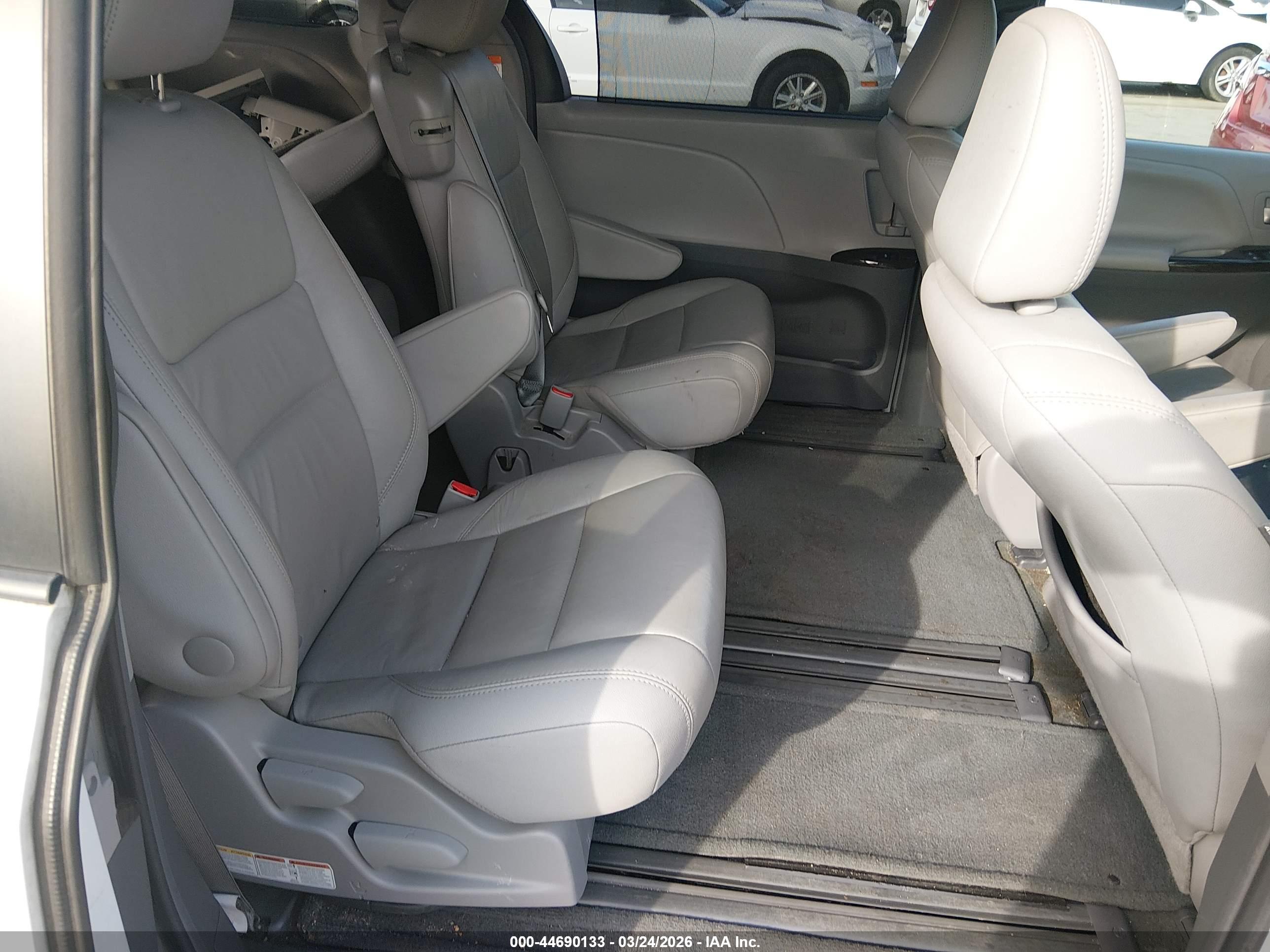 TOYOTA SIENNA image 8
