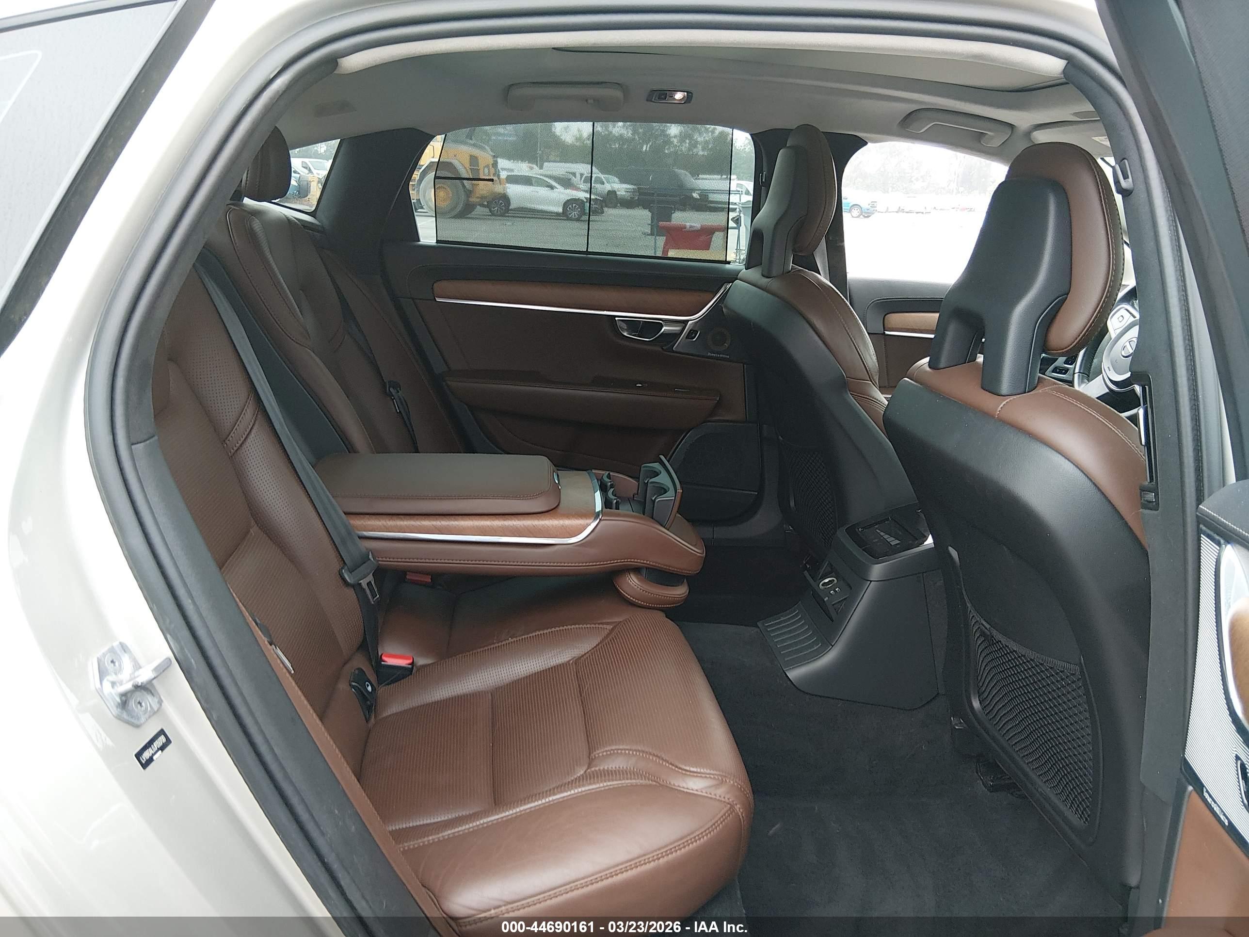 VOLVO S90 image 8