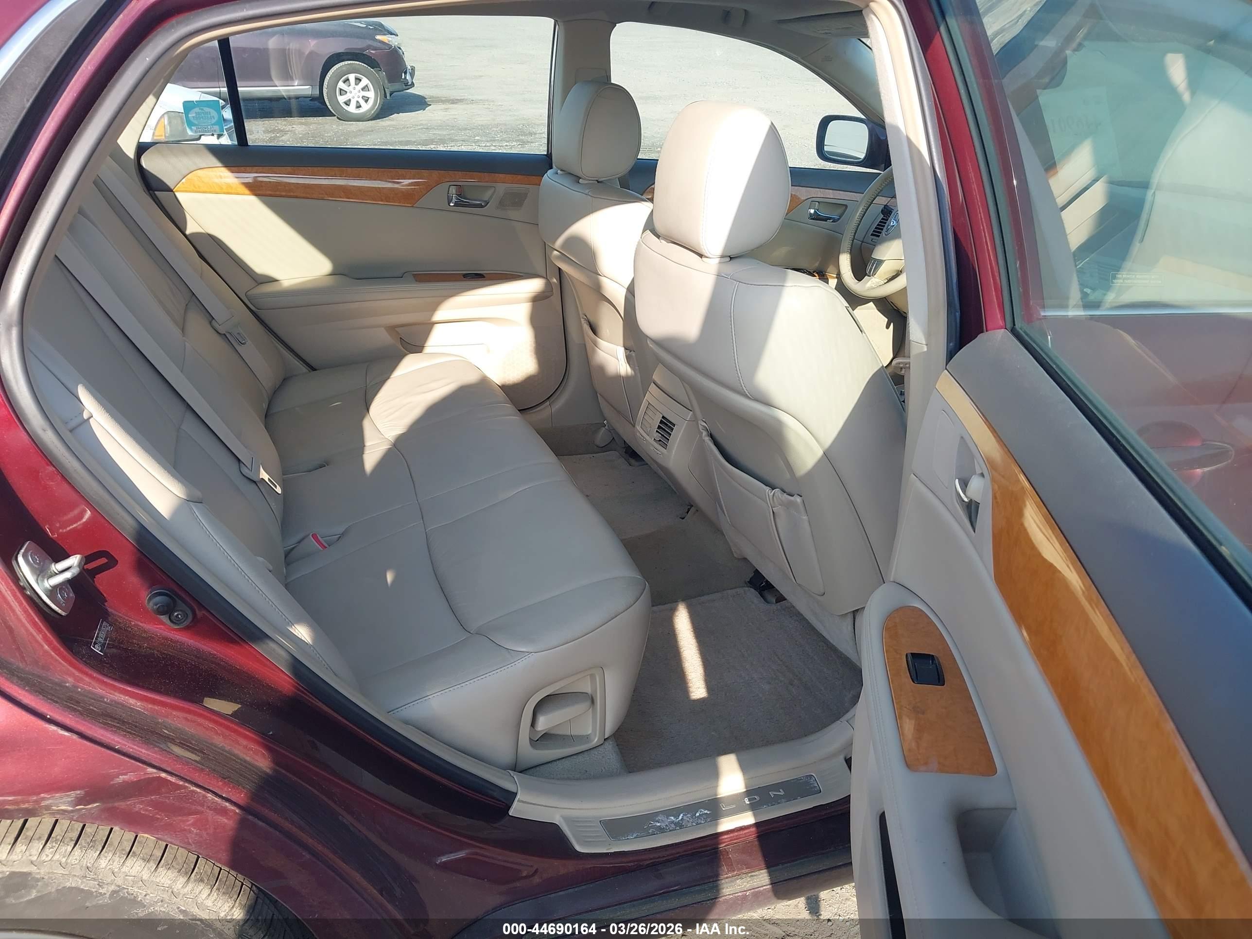 TOYOTA AVALON image 8