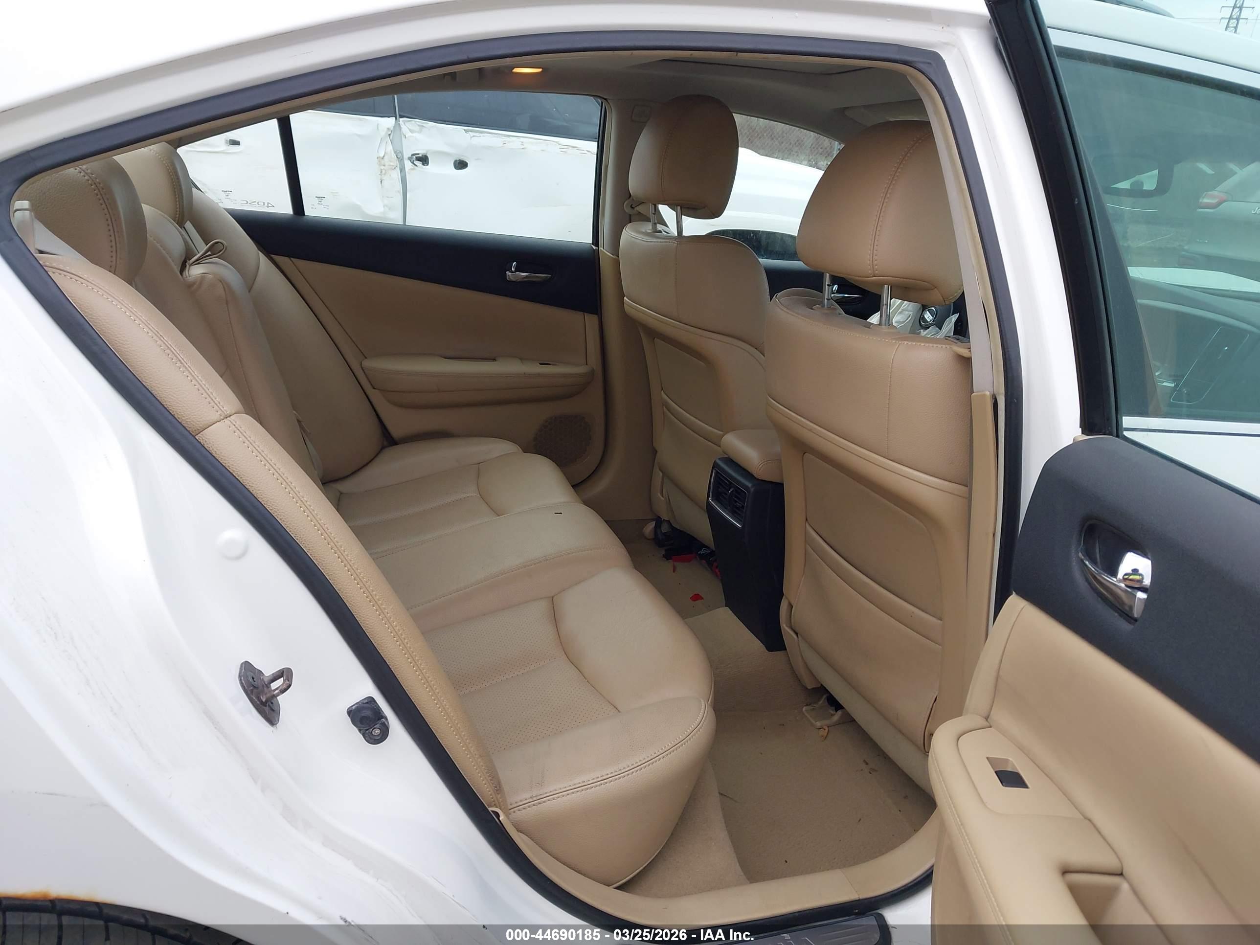 NISSAN MAXIMA image 8