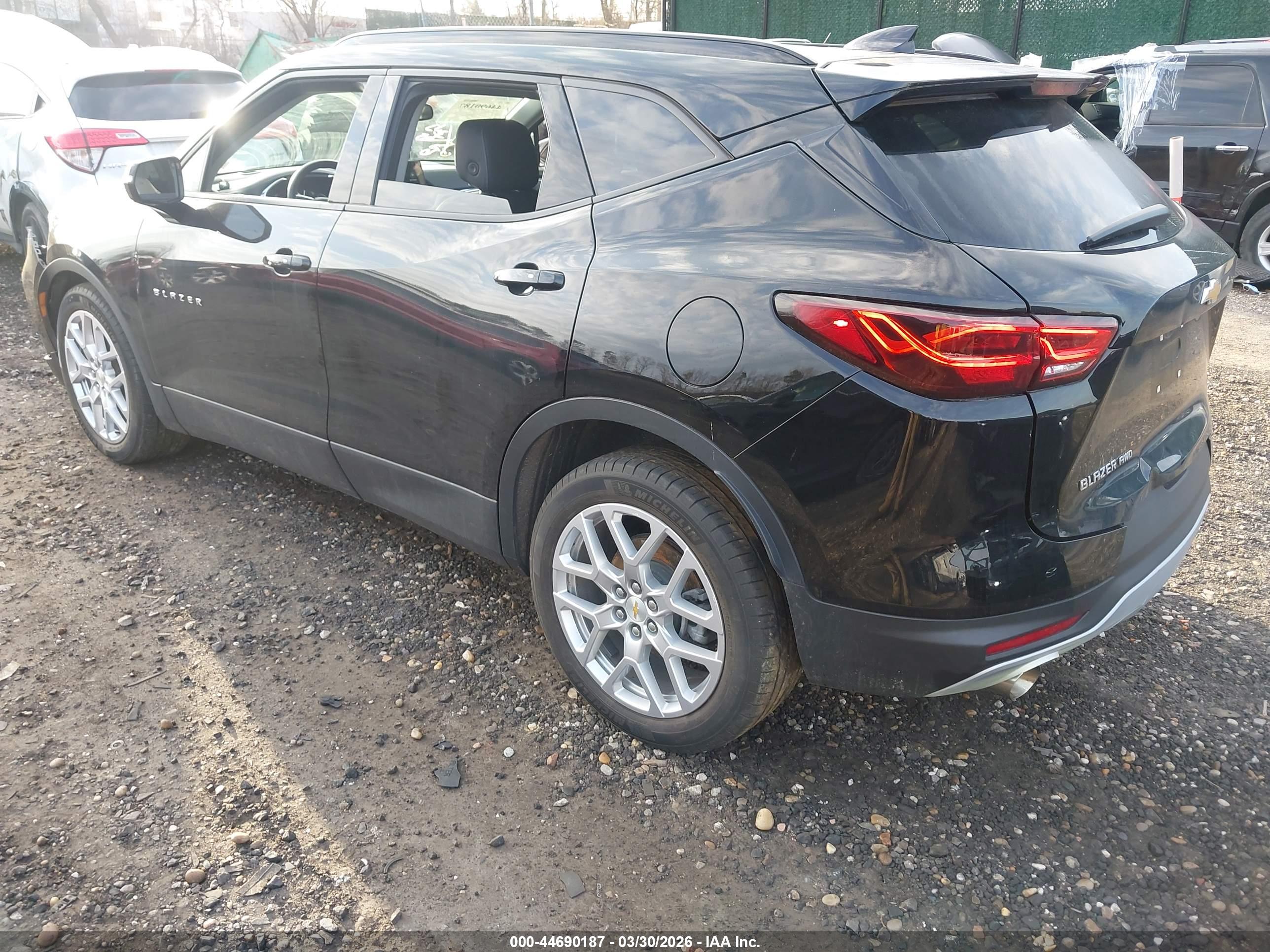 CHEVROLET BLAZER image 3