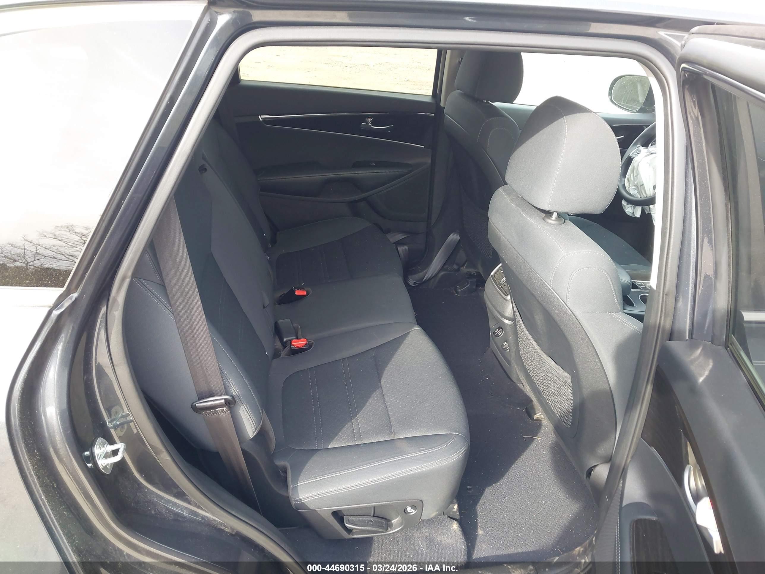 KIA SORENTO image 8