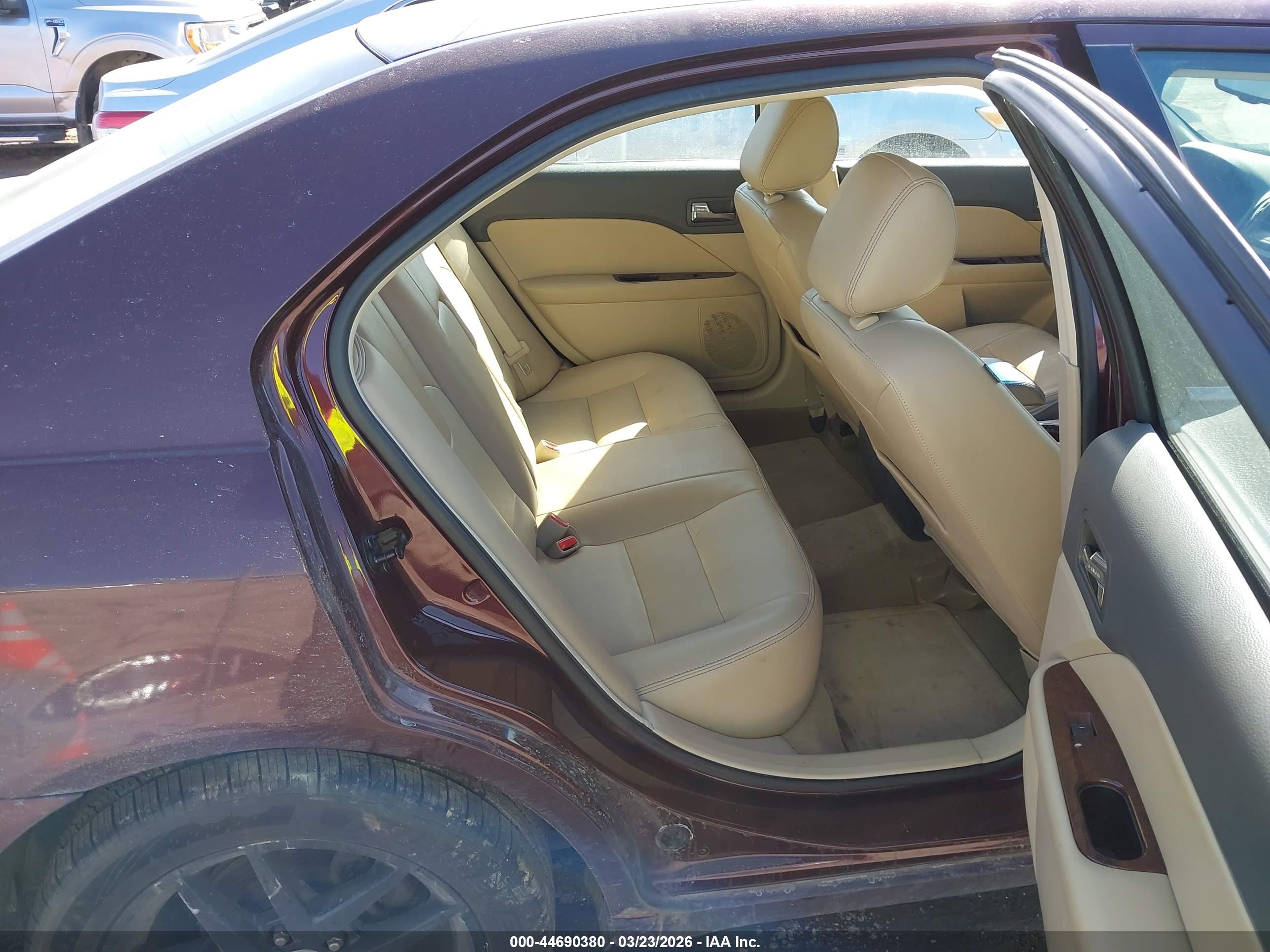 FORD FUSION image 8