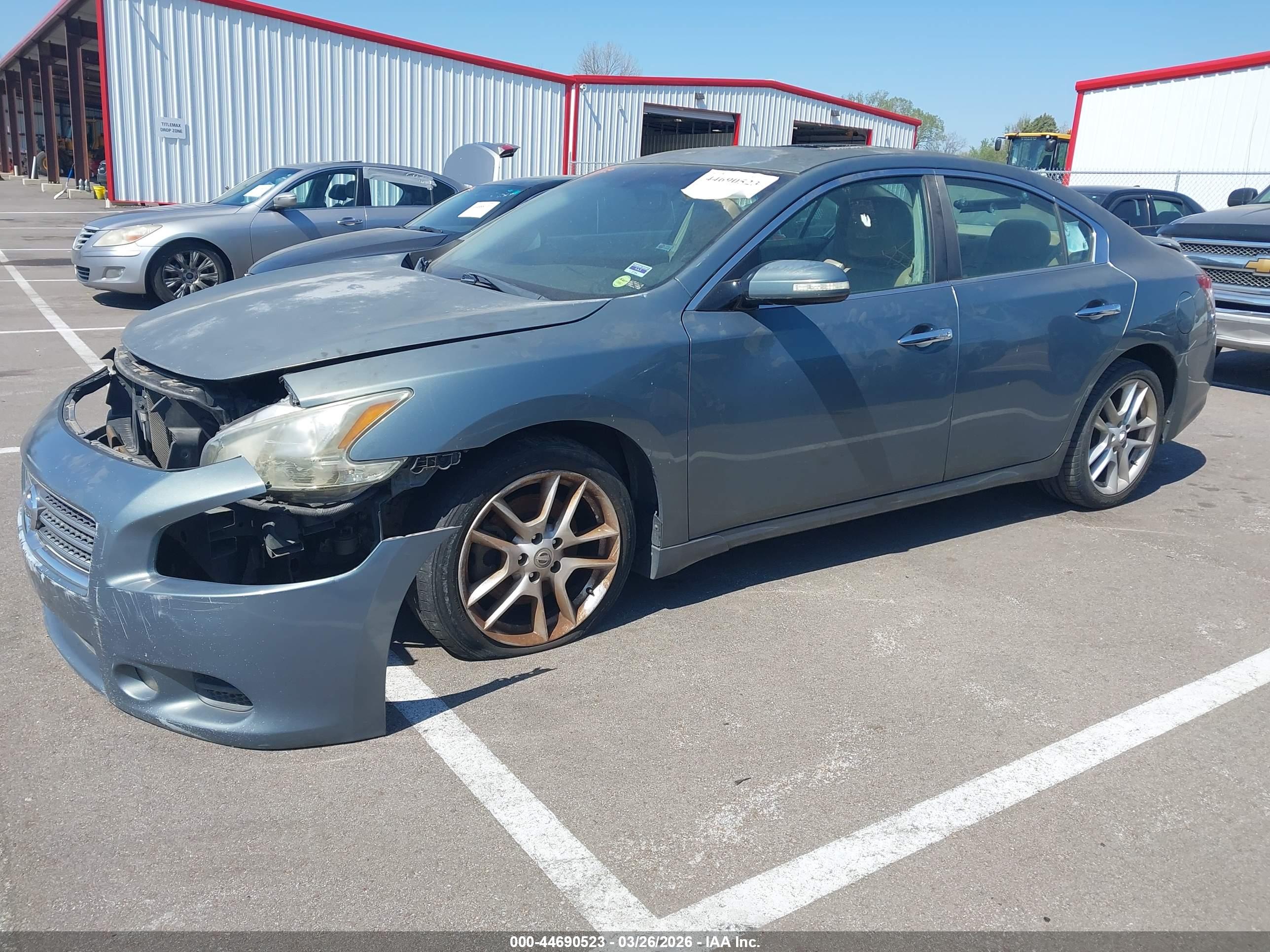NISSAN MAXIMA image 2