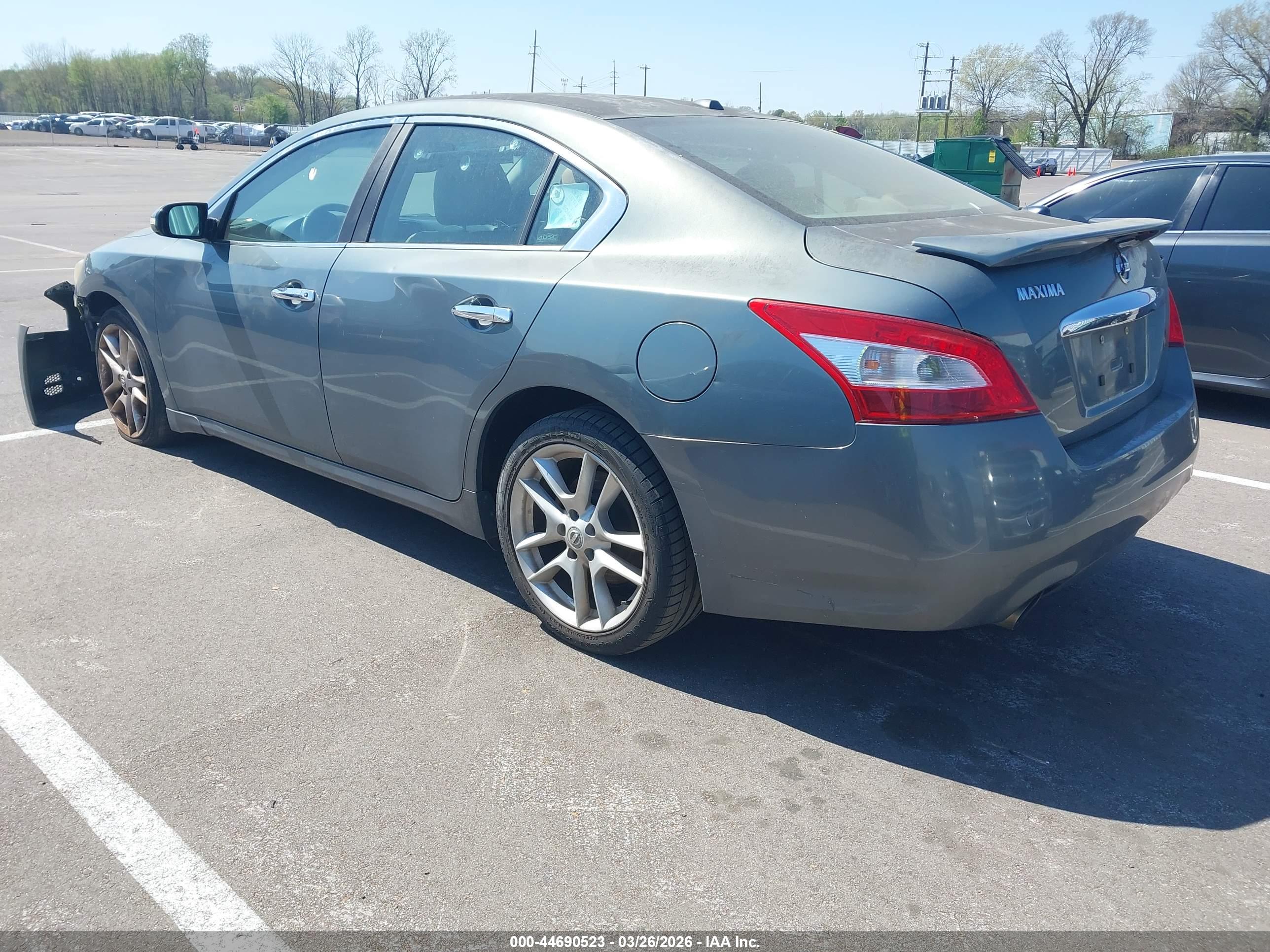 NISSAN MAXIMA image 3