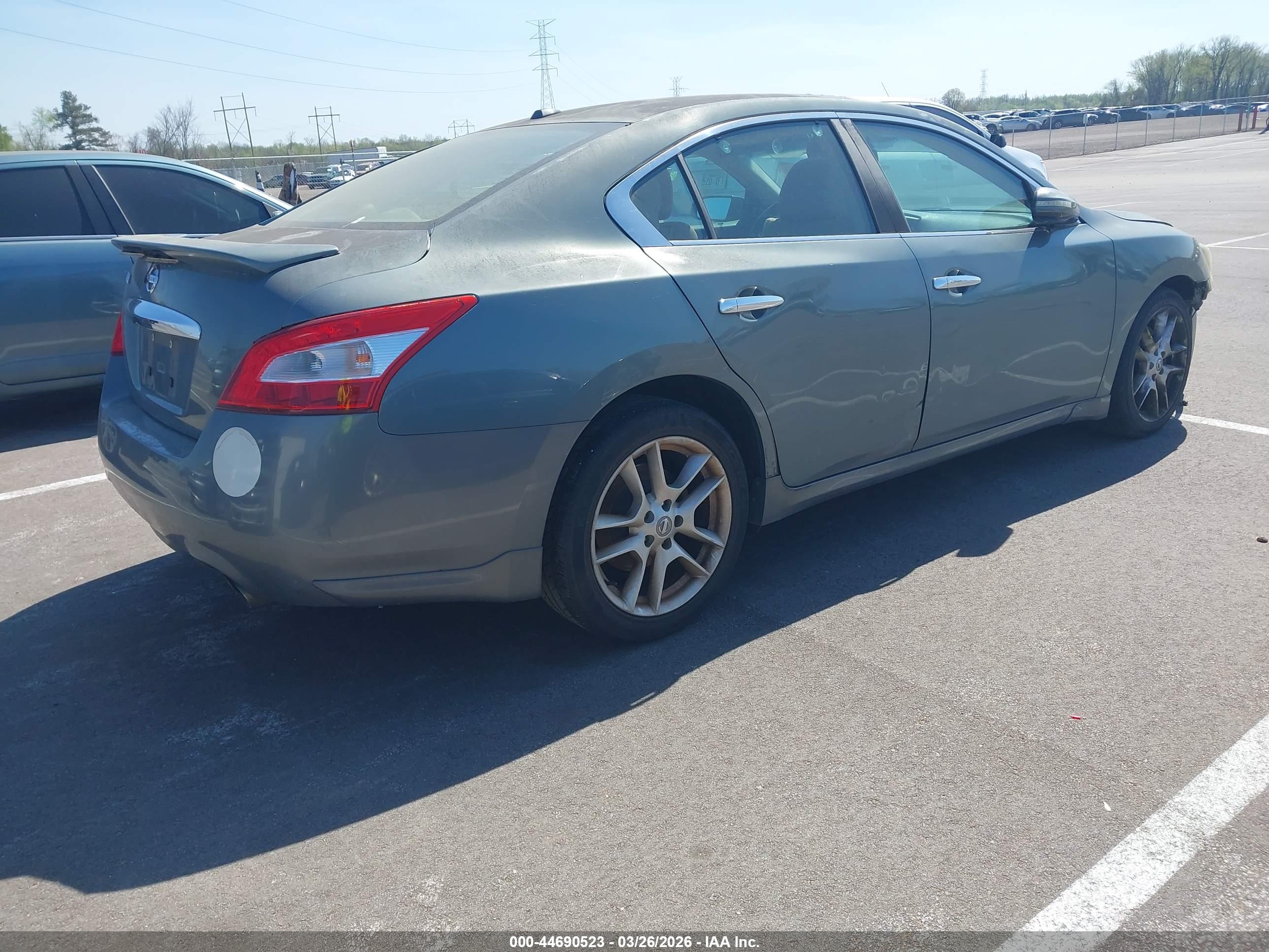 NISSAN MAXIMA image 4