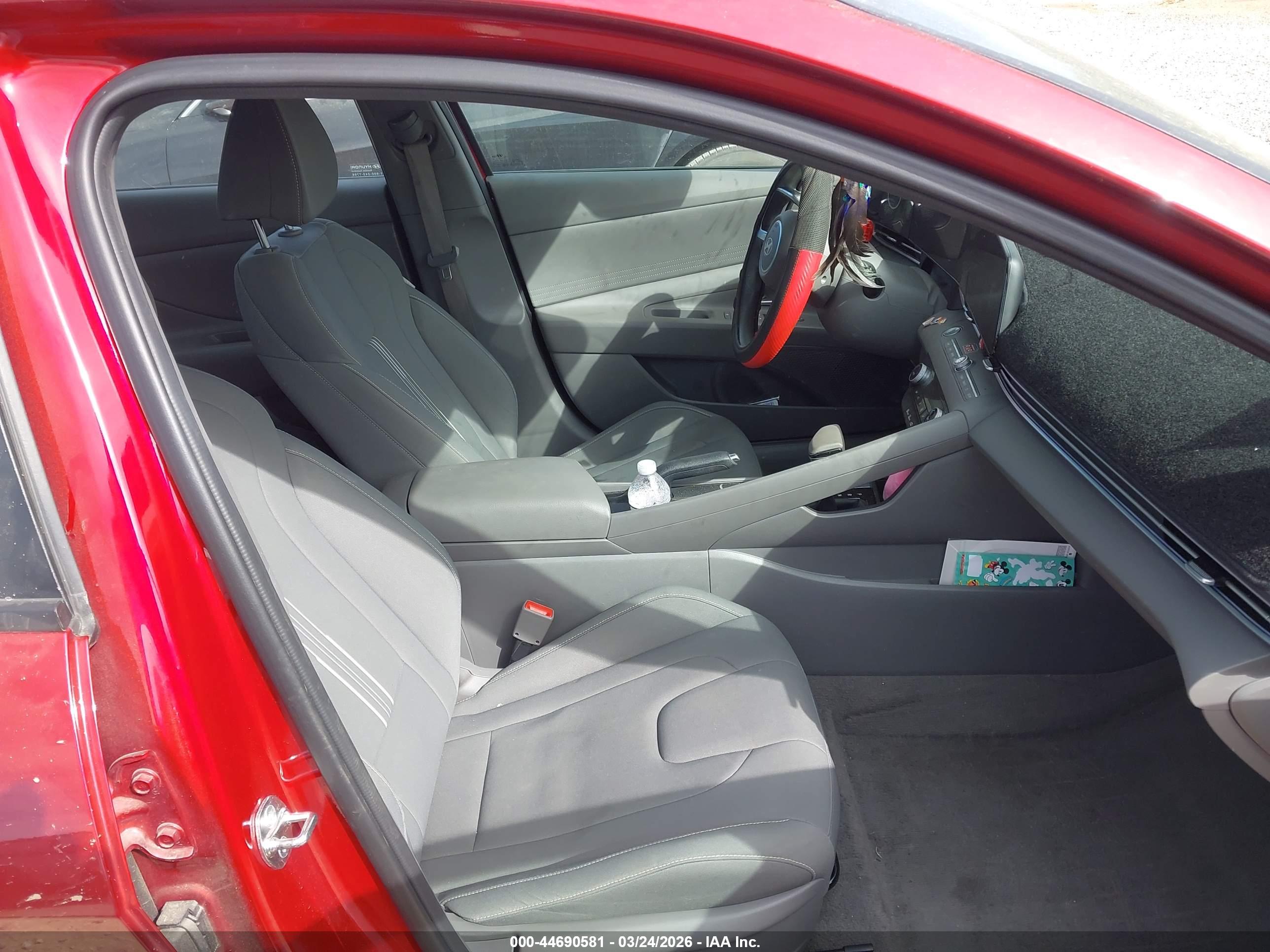 HYUNDAI ELANTRA image 5