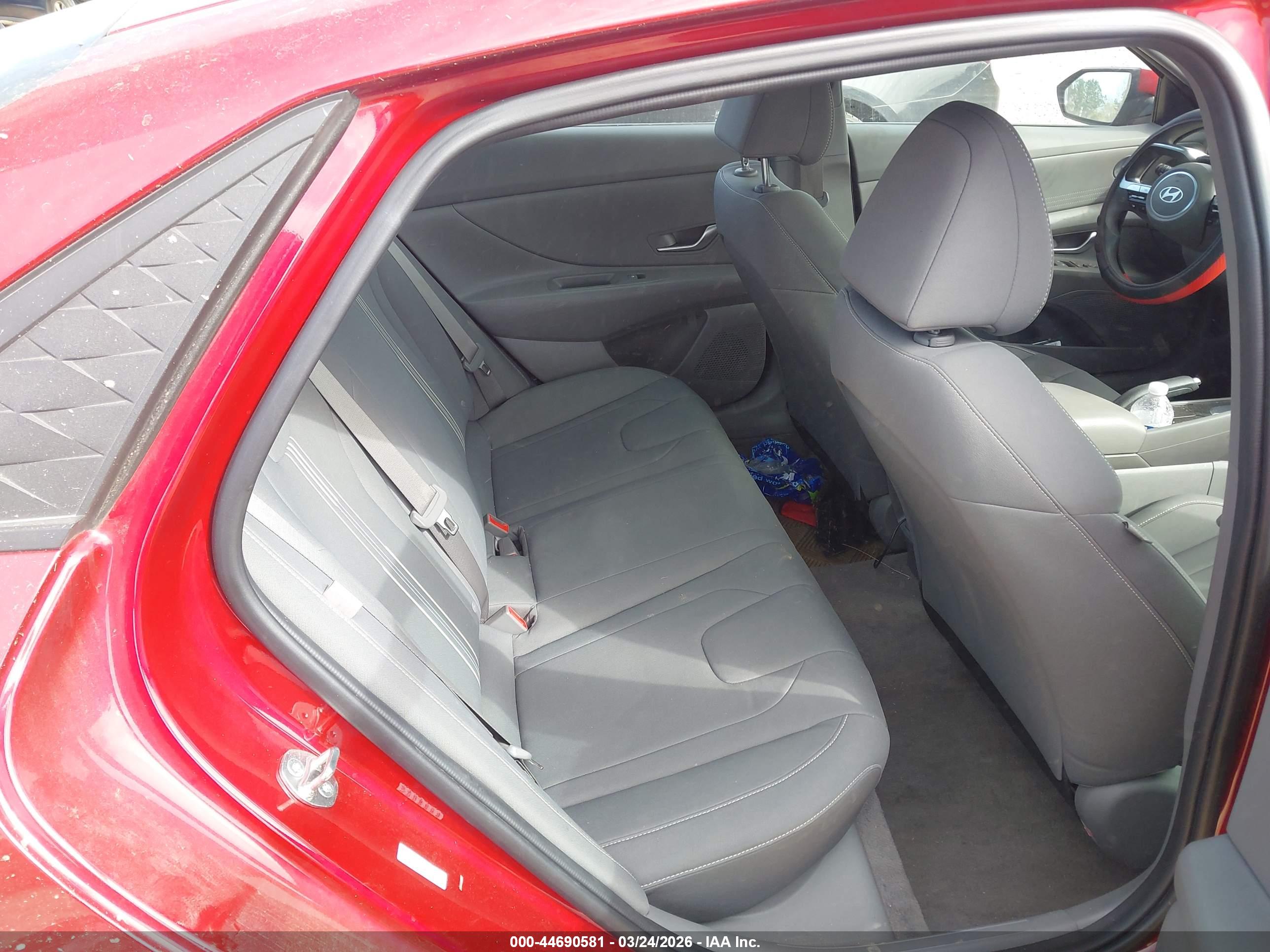 HYUNDAI ELANTRA image 8