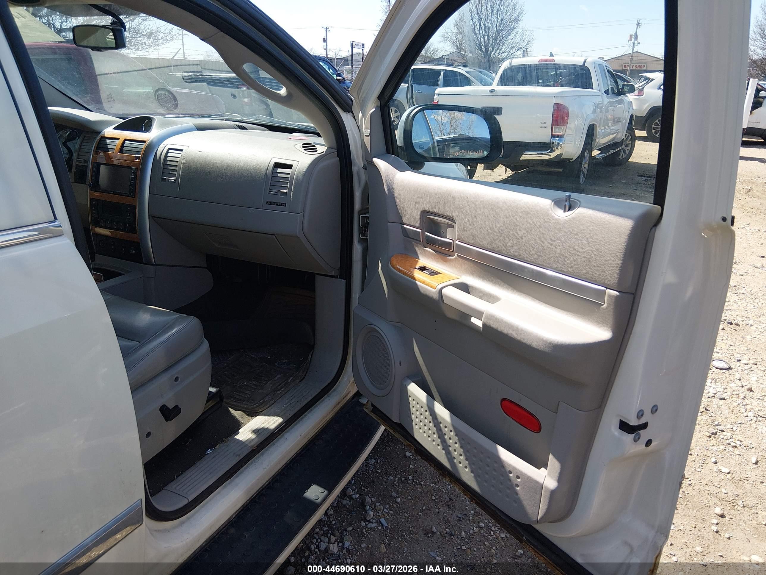 CHRYSLER ASPEN image 5