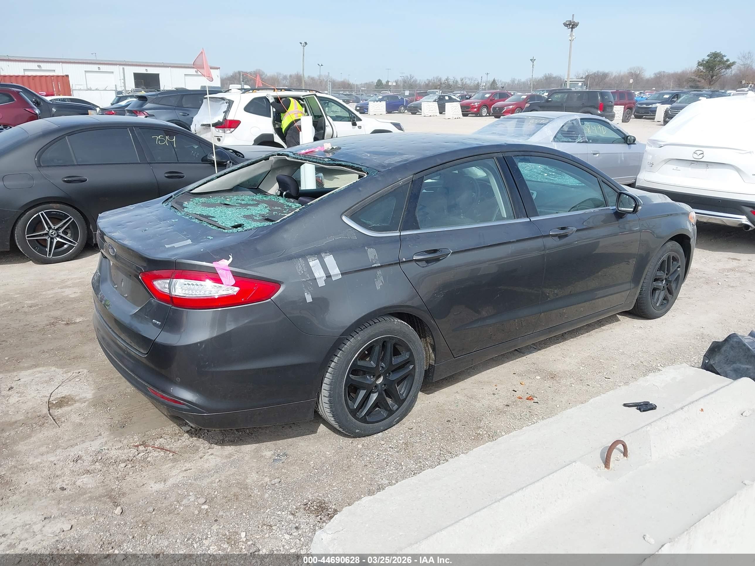 FORD FUSION image 4