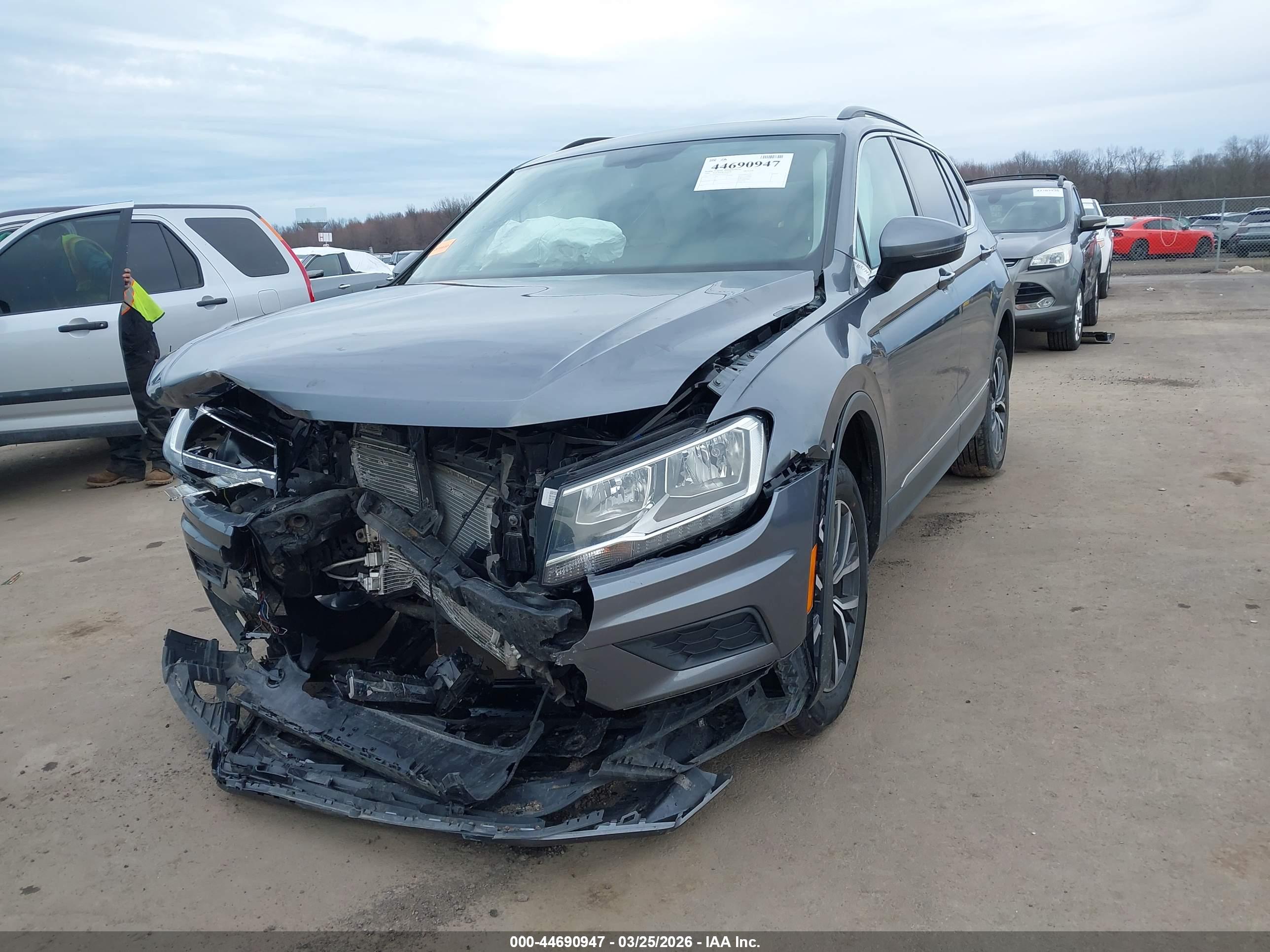 VOLKSWAGEN TIGUAN image 2