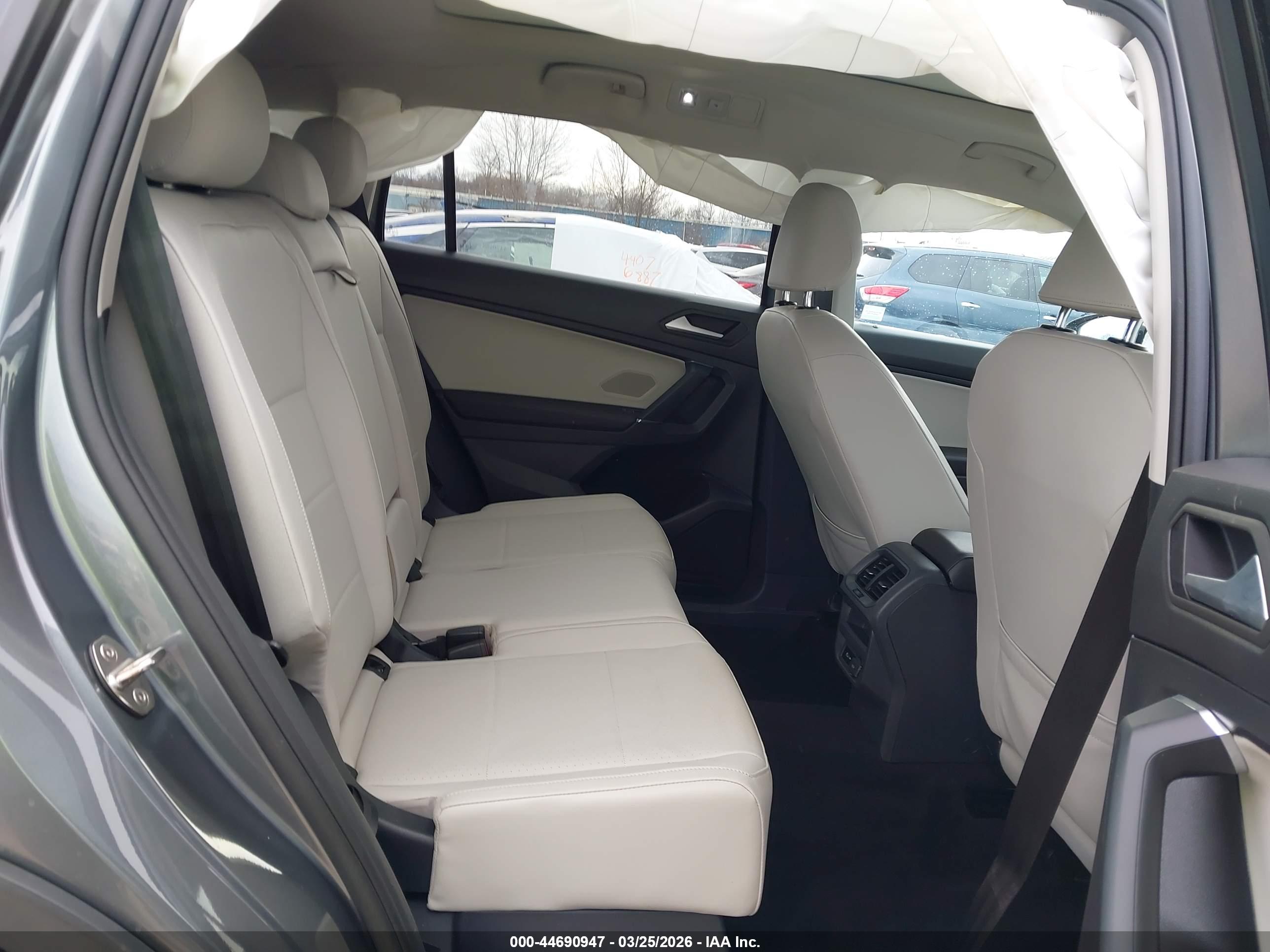 VOLKSWAGEN TIGUAN image 8
