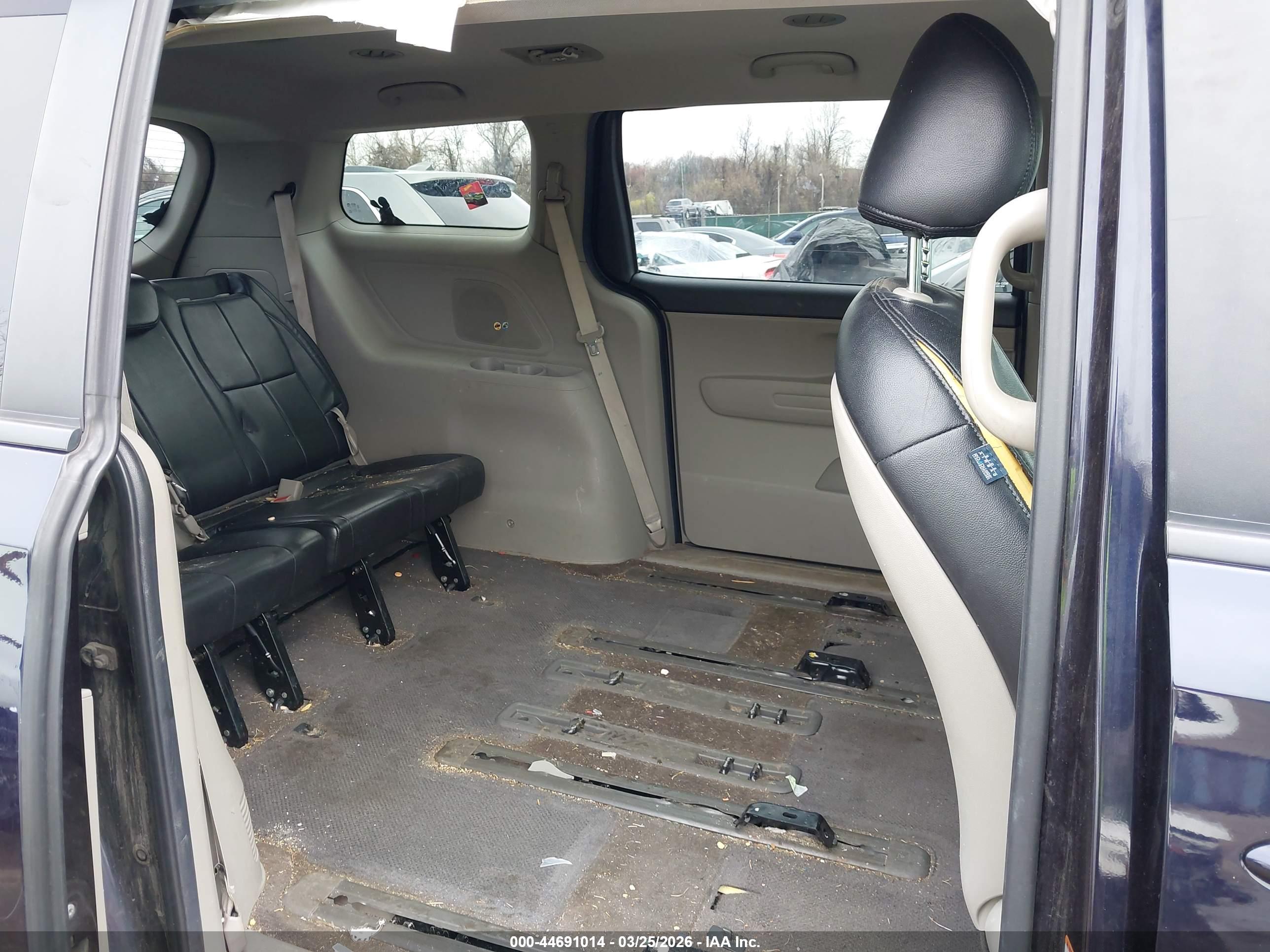 KIA SEDONA image 8